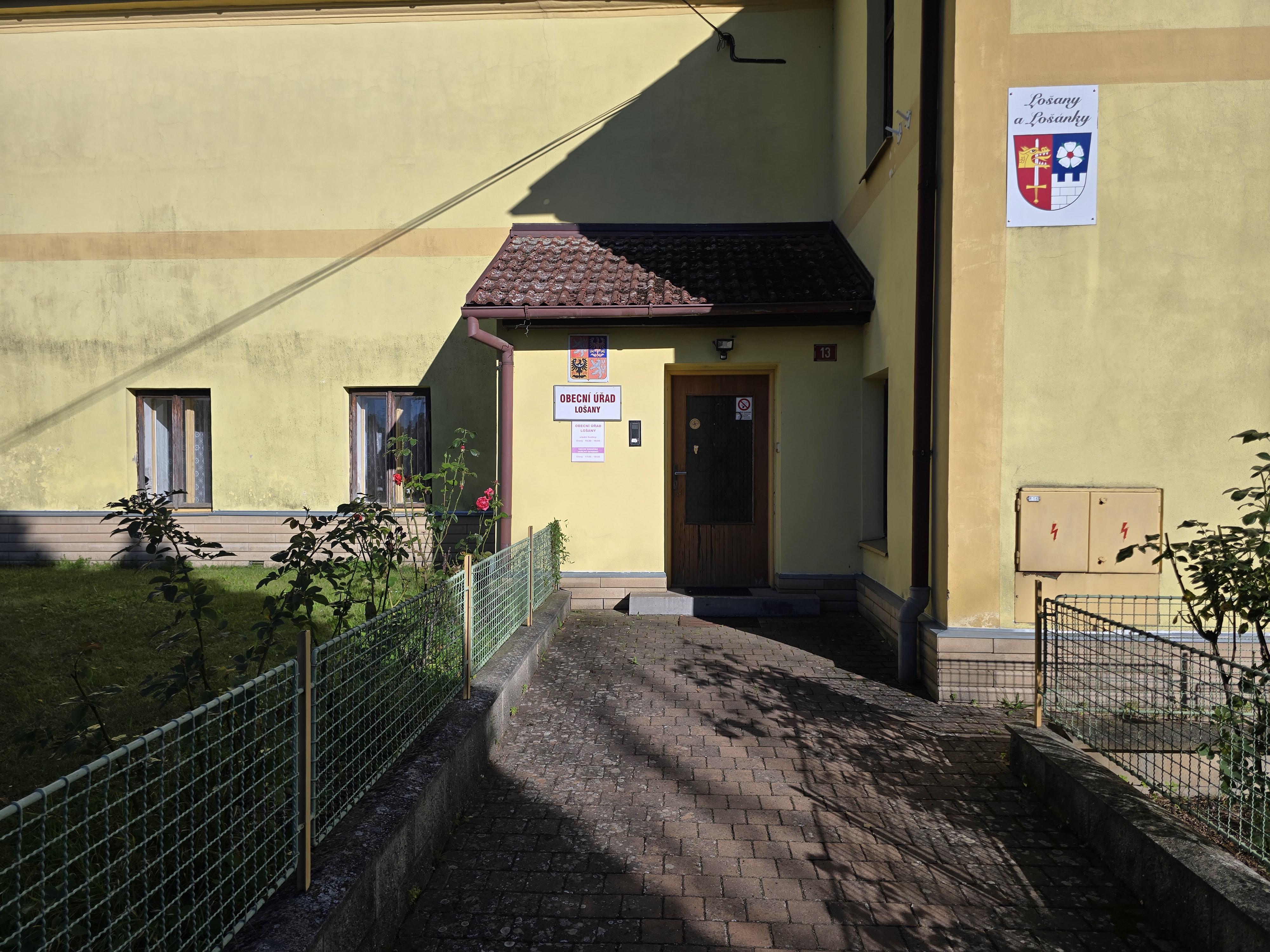 Lošany - obecní úřad foto 2