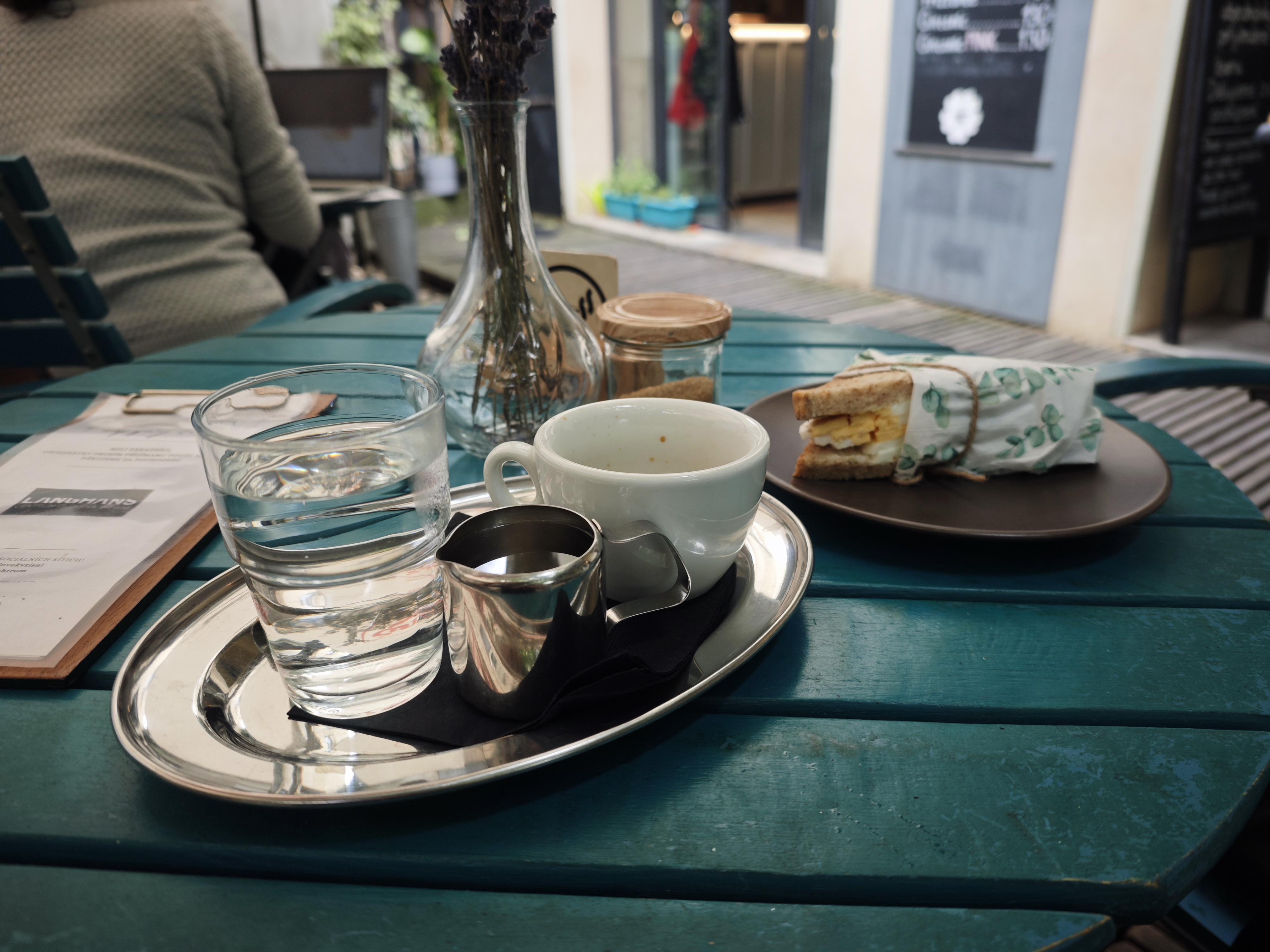 Langhans - Kavárna a Centrum Člověka v tísni foto 2