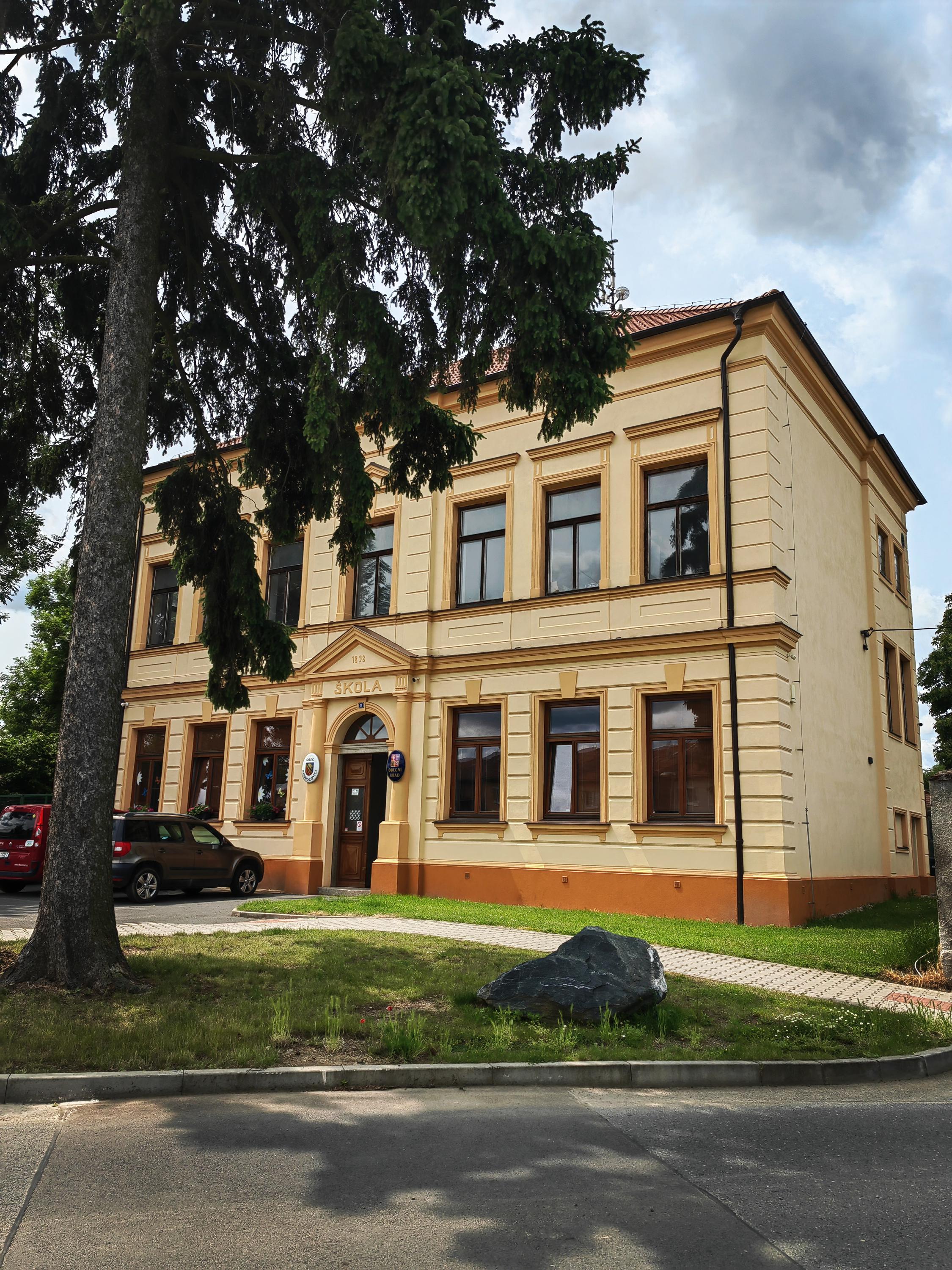 Dobročovice - obecní úřad foto 2