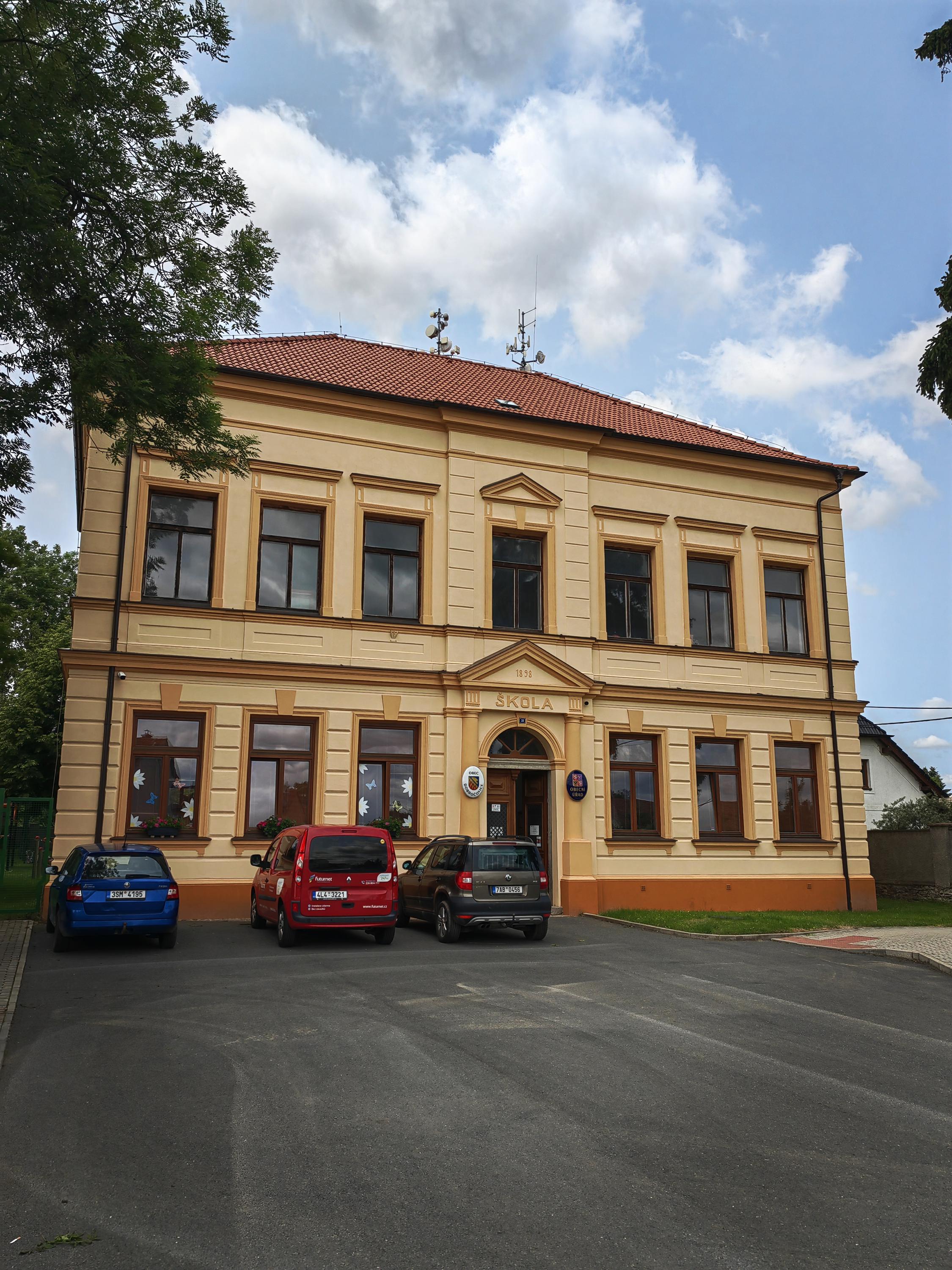 Dobročovice - obecní úřad foto 3