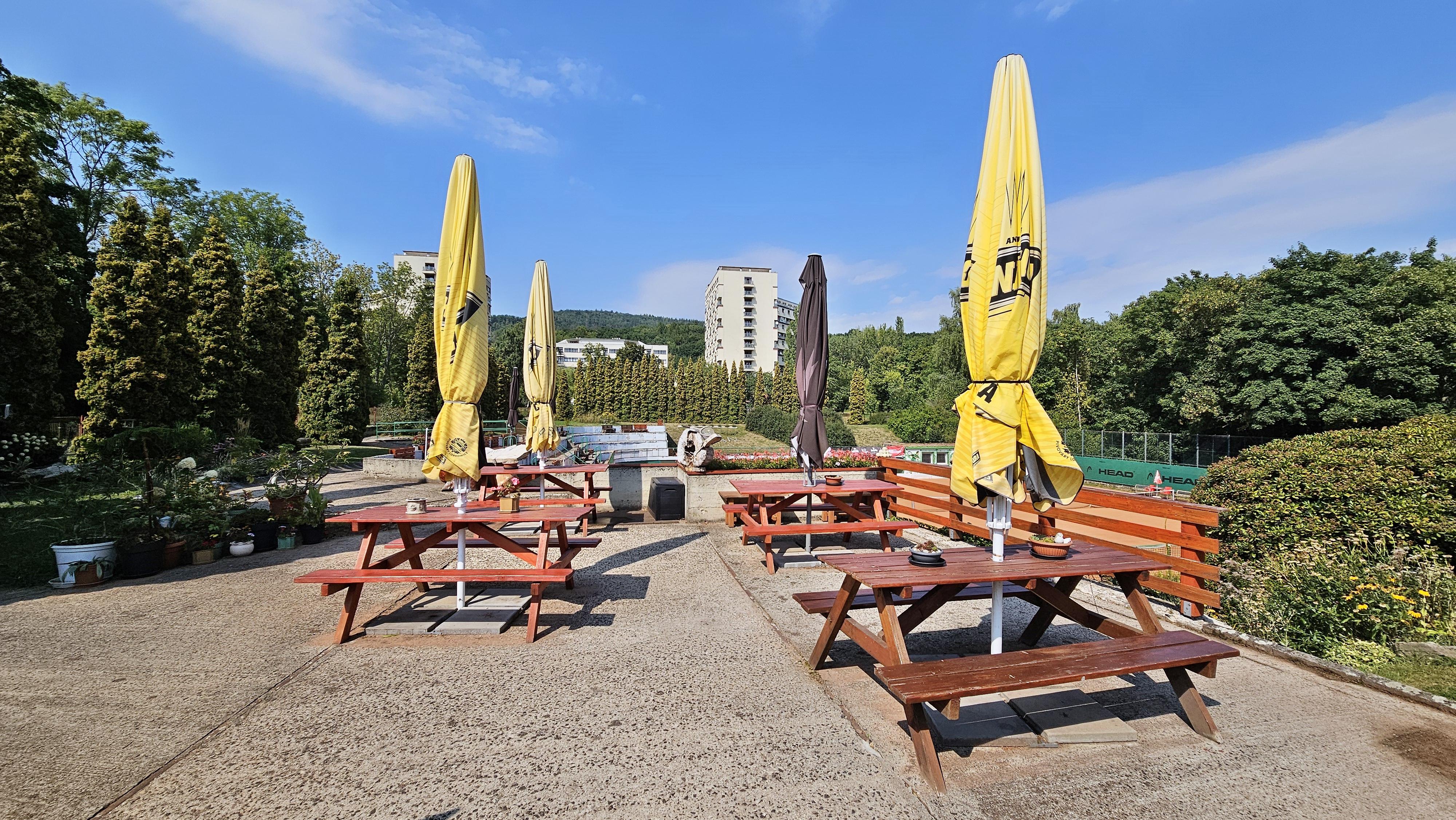 Občerstvení u sportovní haly foto 2