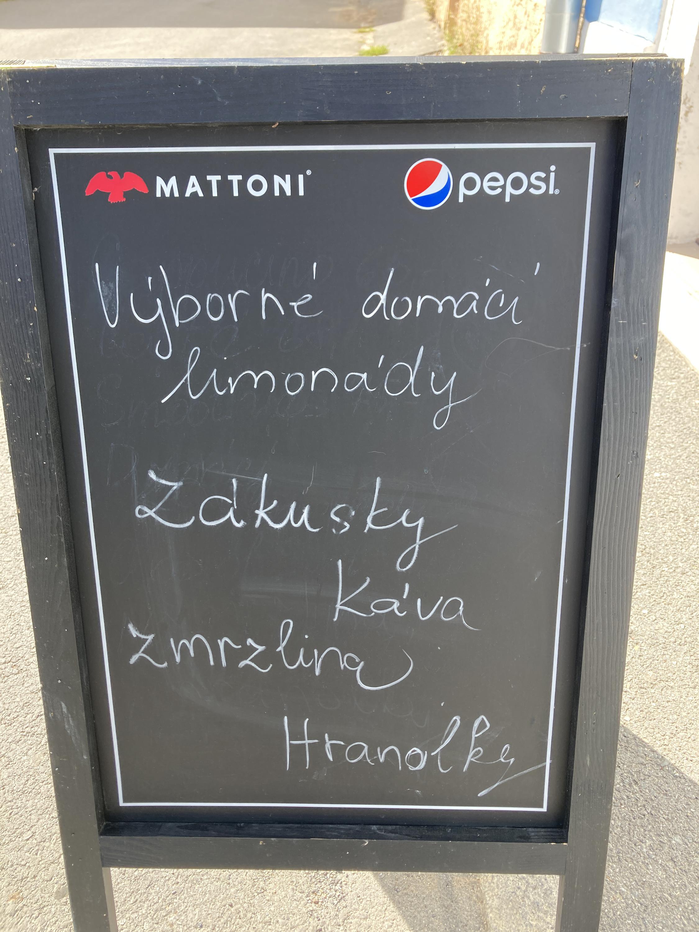 Kočičí kavárna u řeky foto 3