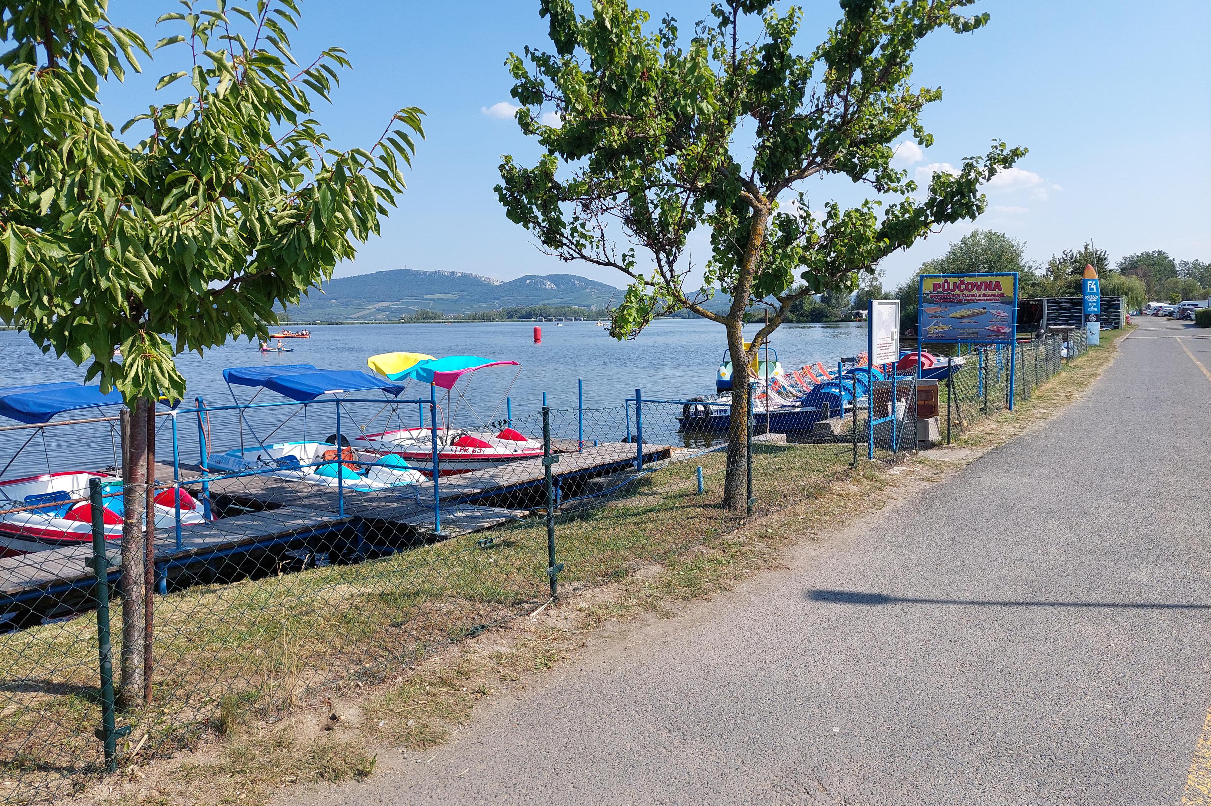 Půjčovna motorových člunů a šlapadel Mušov Pasohlávky