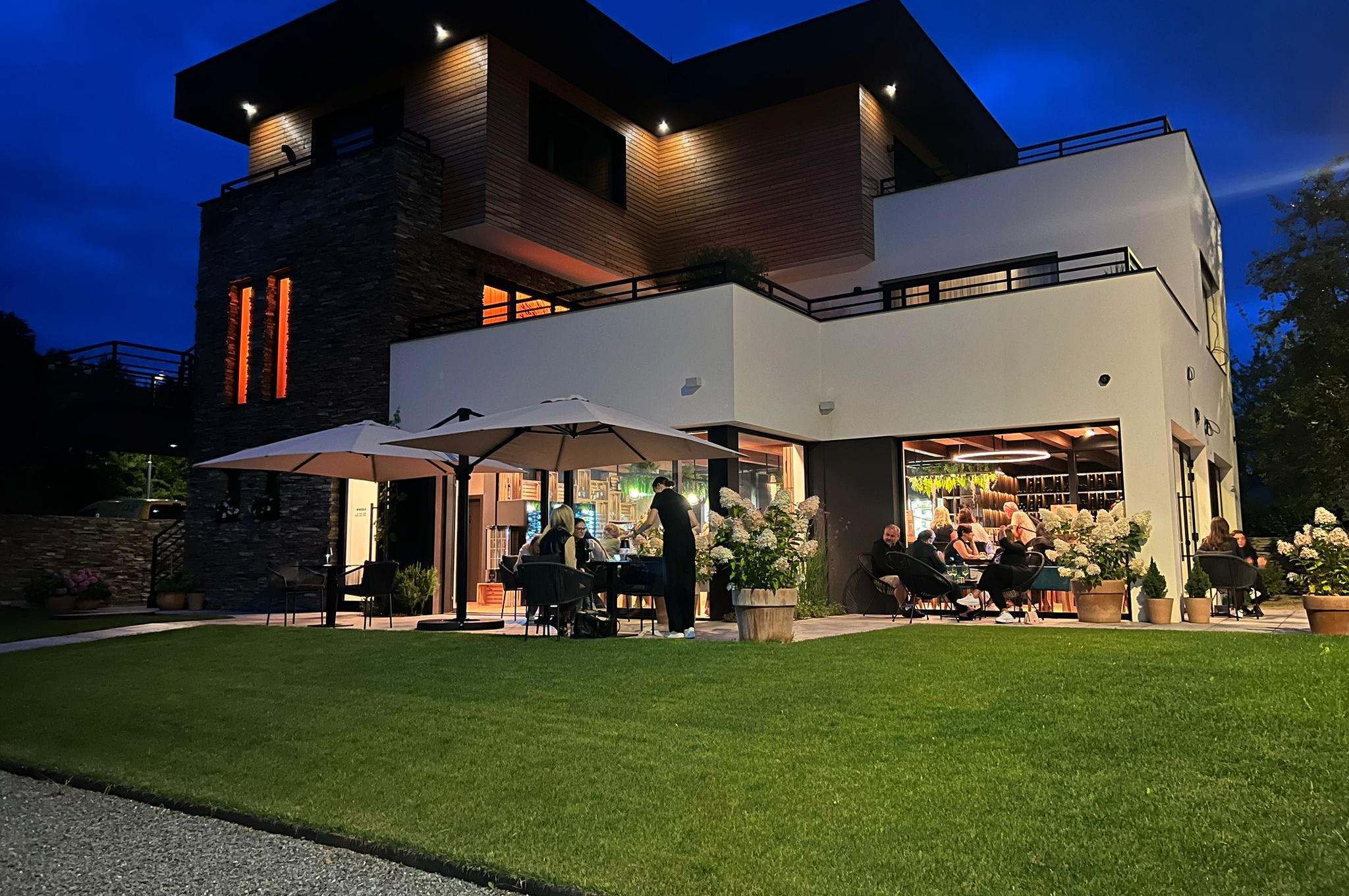 Pinot Noir VineBar & Apartmány