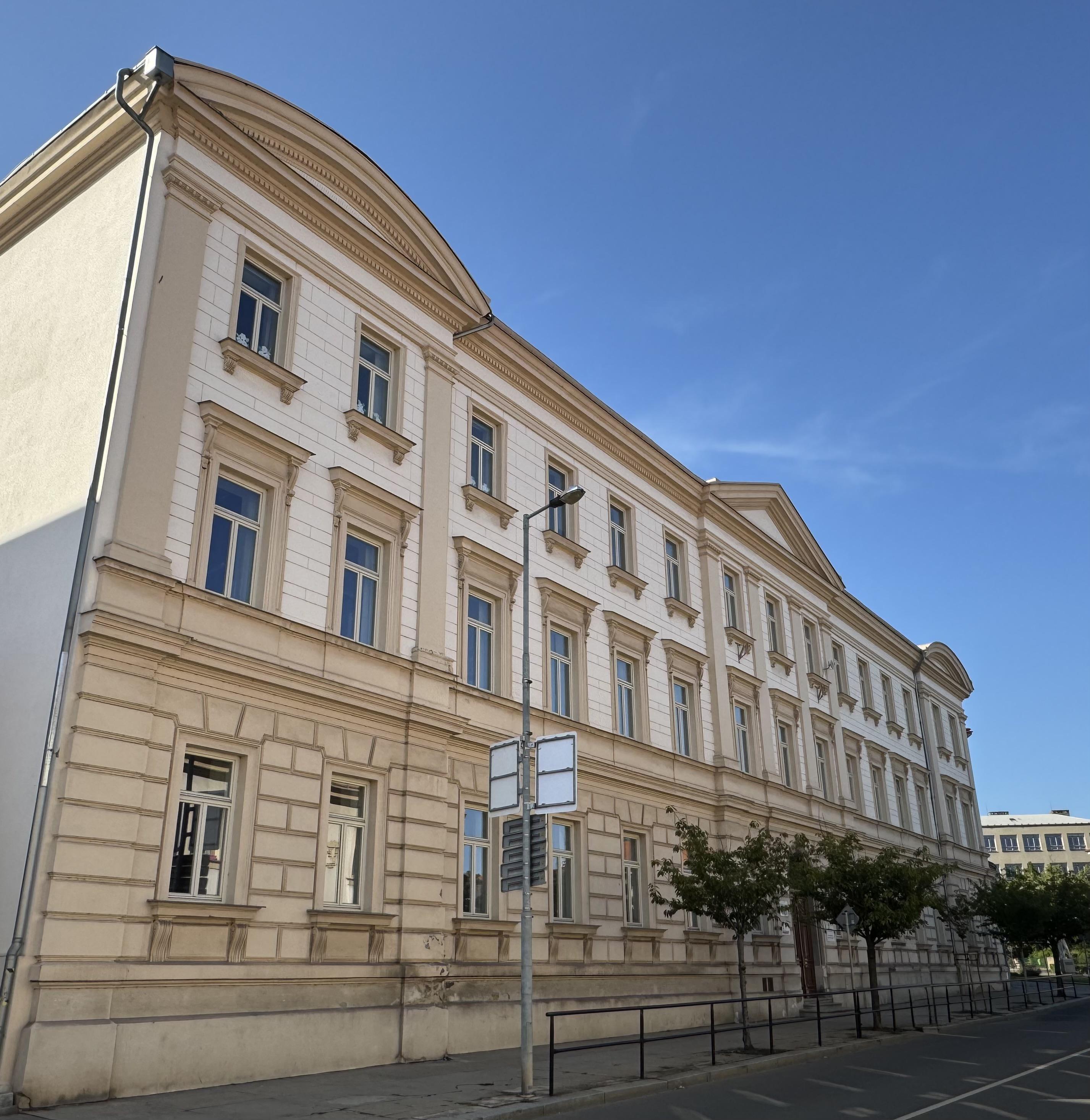 Základní škola a Praktická škola Slaný foto 2