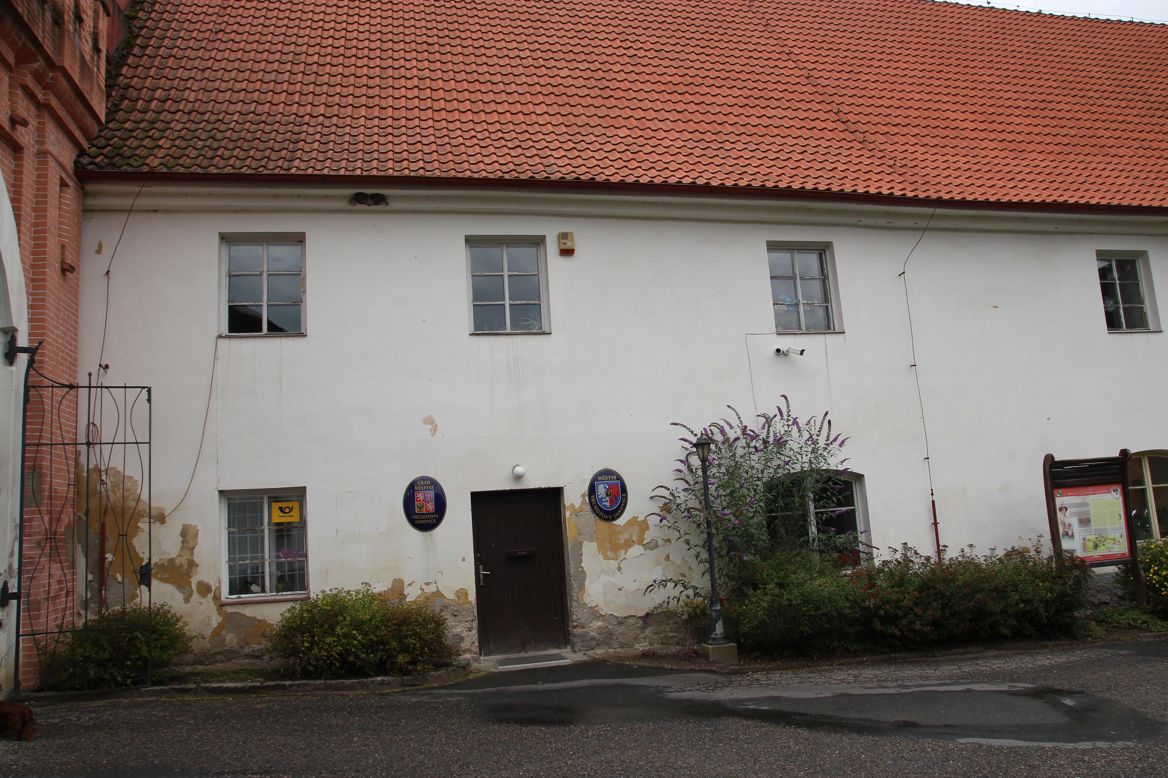 Vrchotovy Janovice - úřad městyse foto 3
