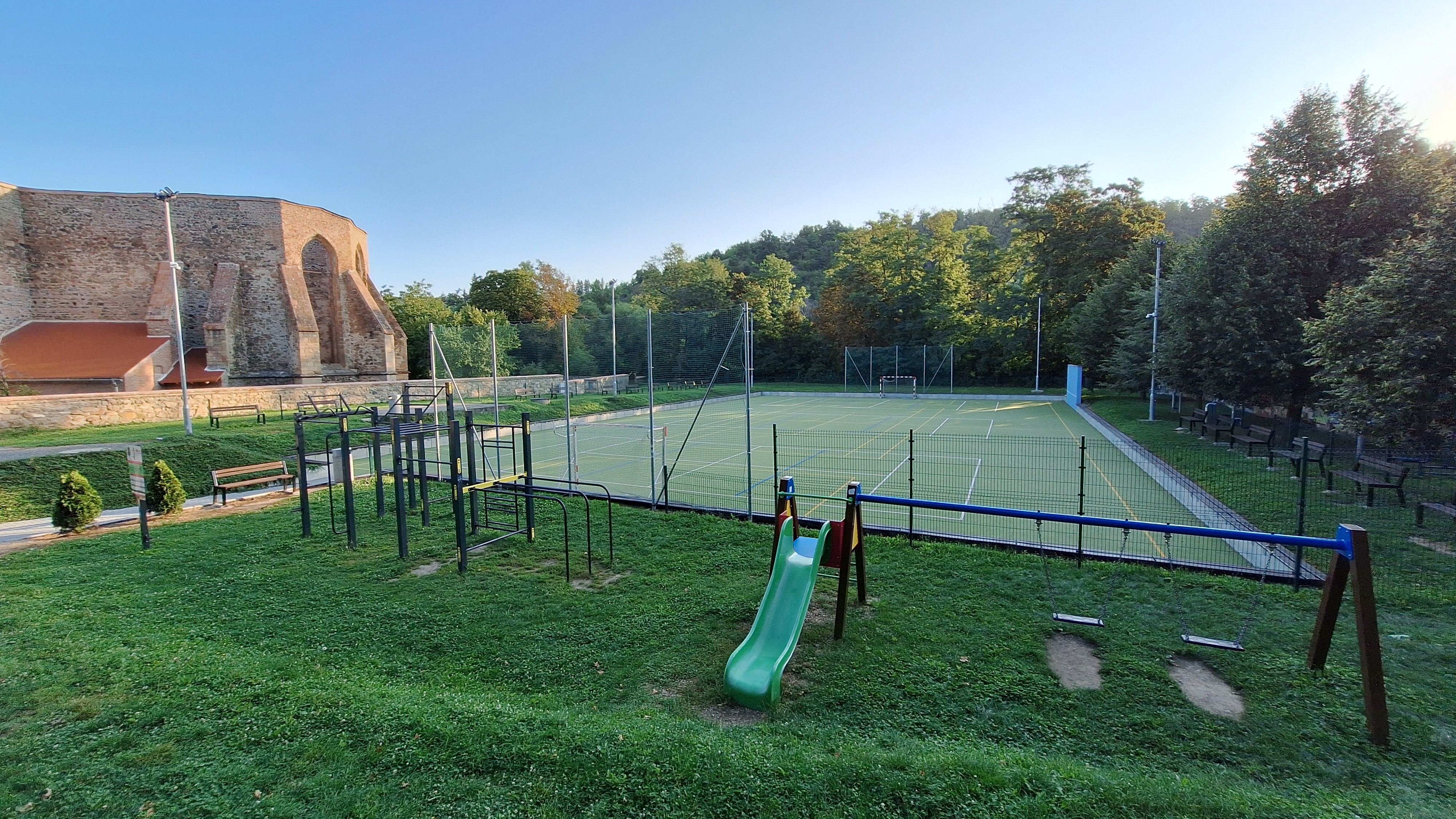 Sportoviště za klášterem Rosa coeli