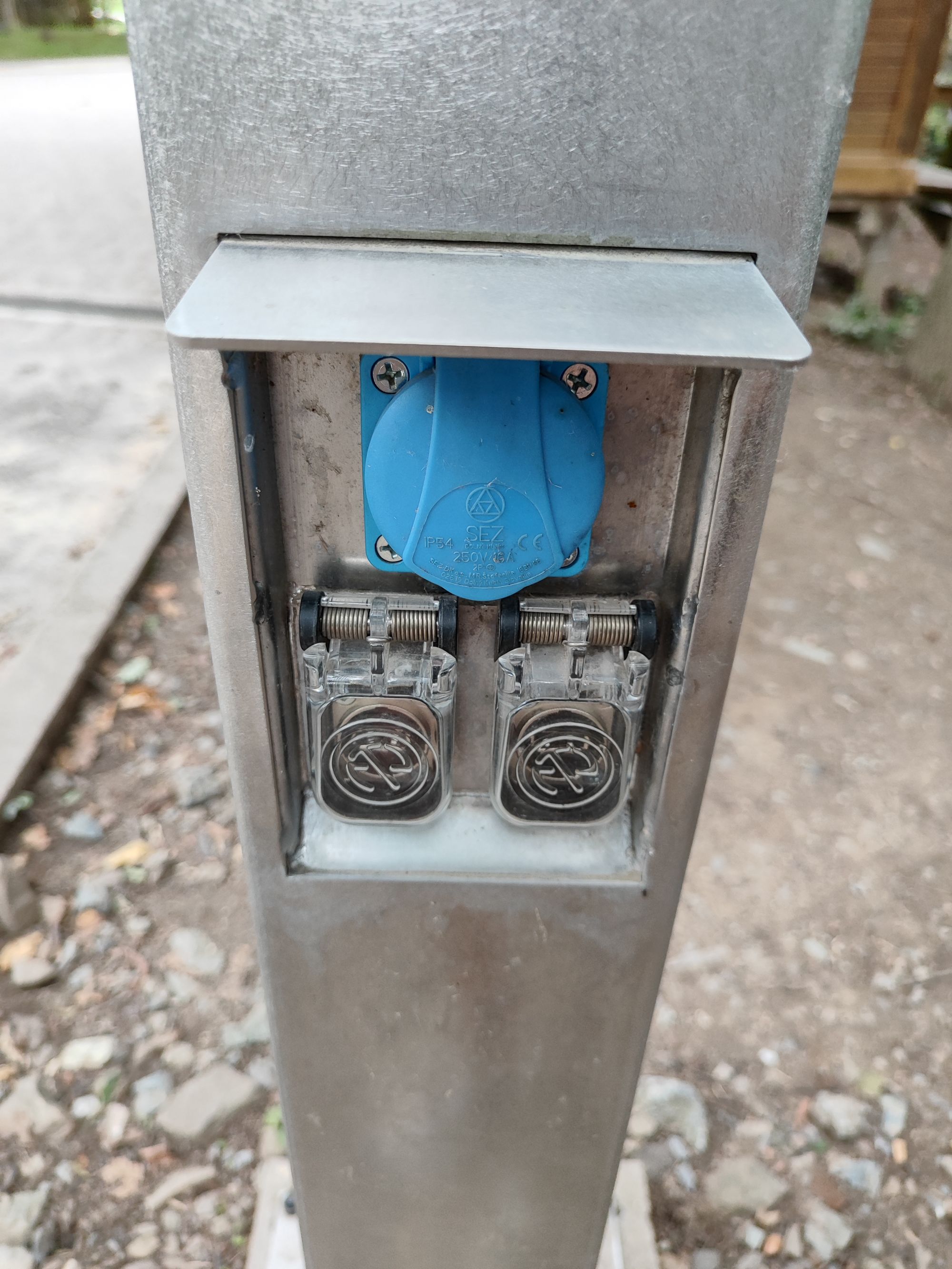 Nabíjecí zásuvka u Křupkafé foto 2