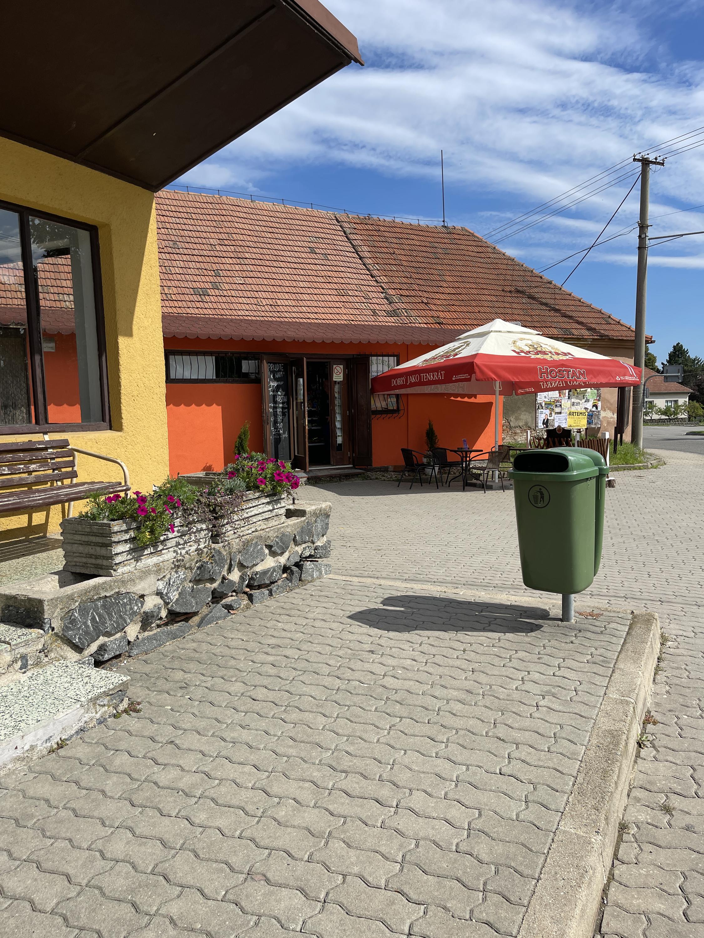 Stánek u zastávky foto 2