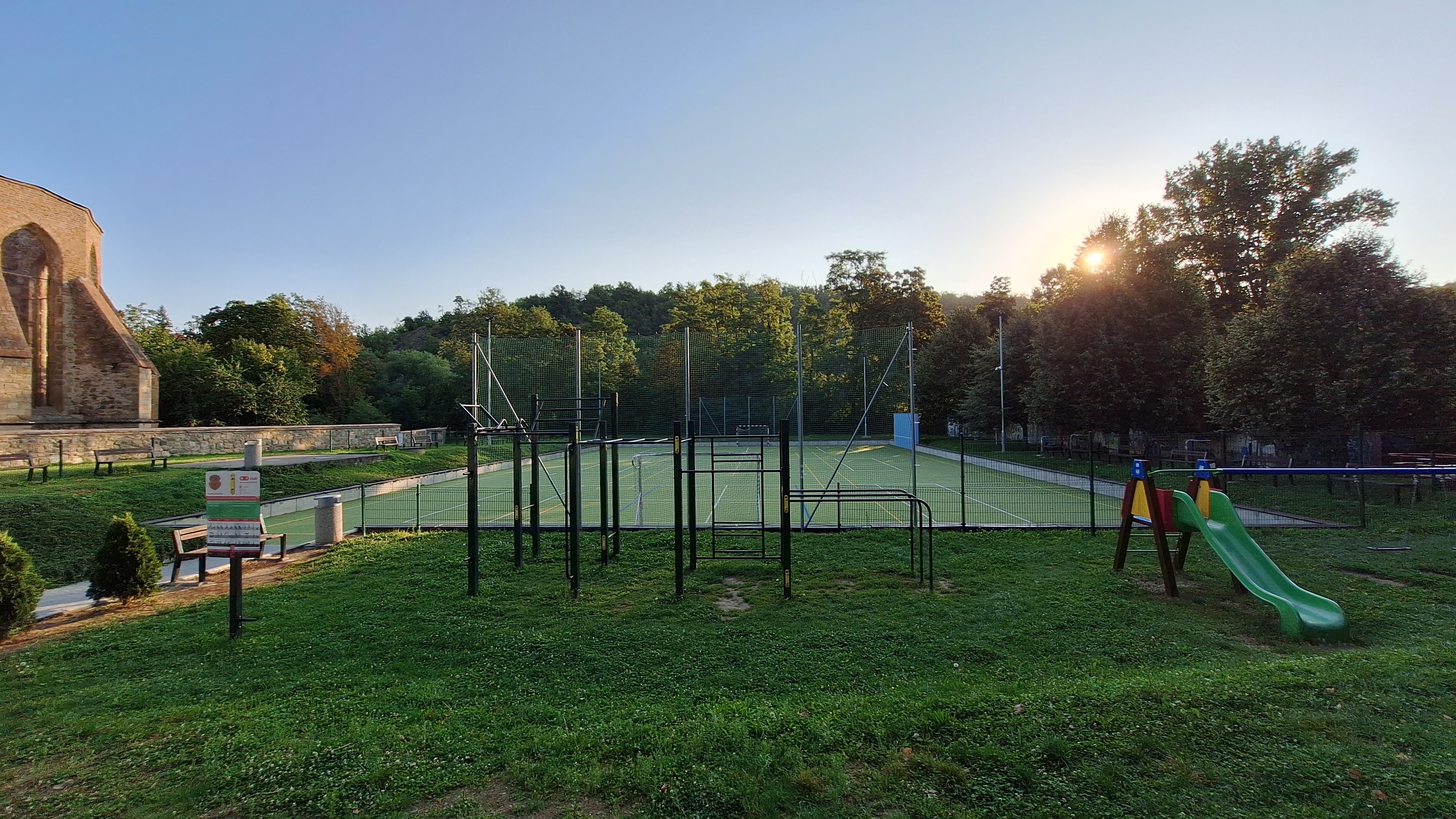 Sportoviště za klášterem Rosa coeli foto 6