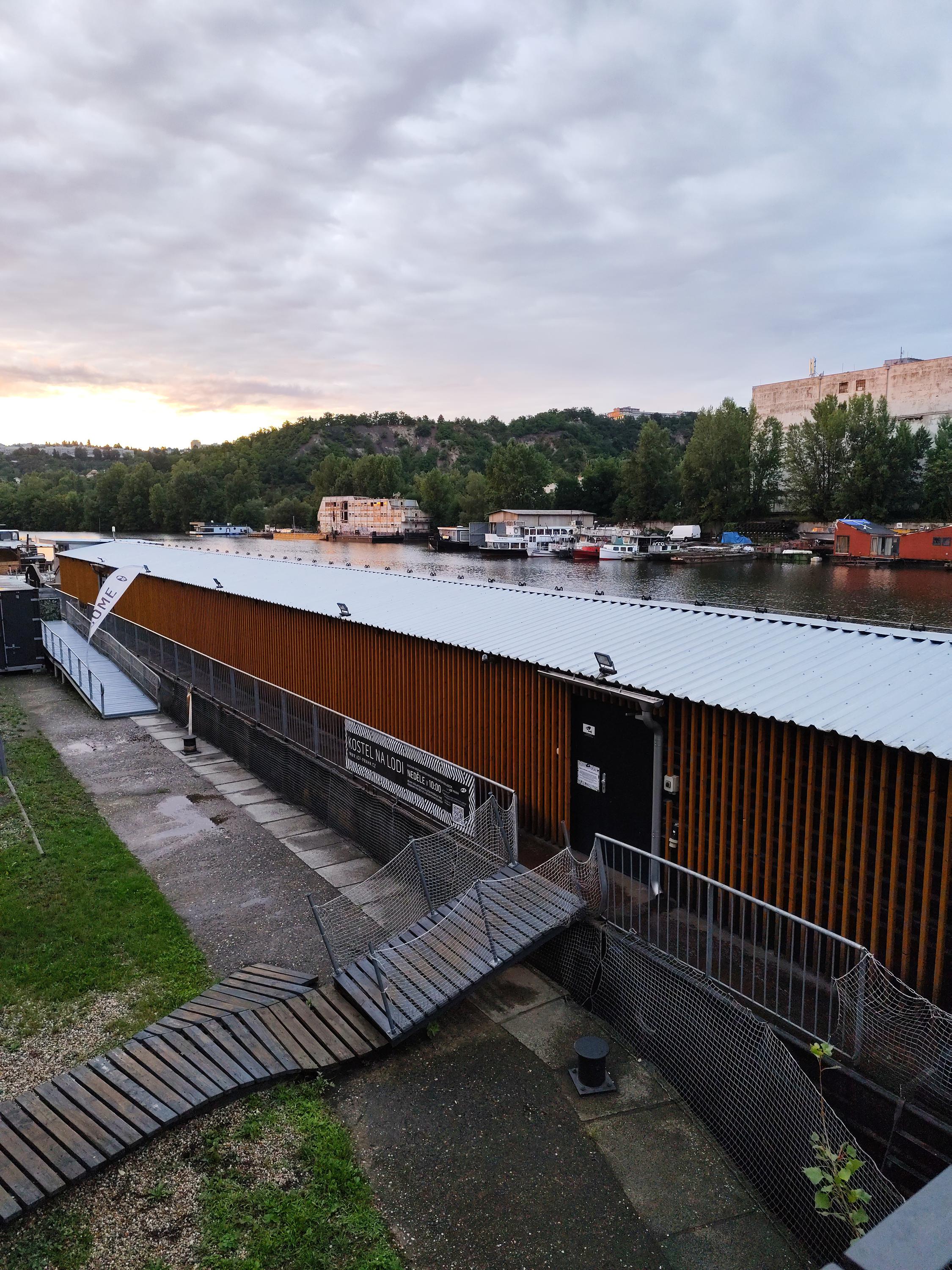 Kostel na lodi foto 4