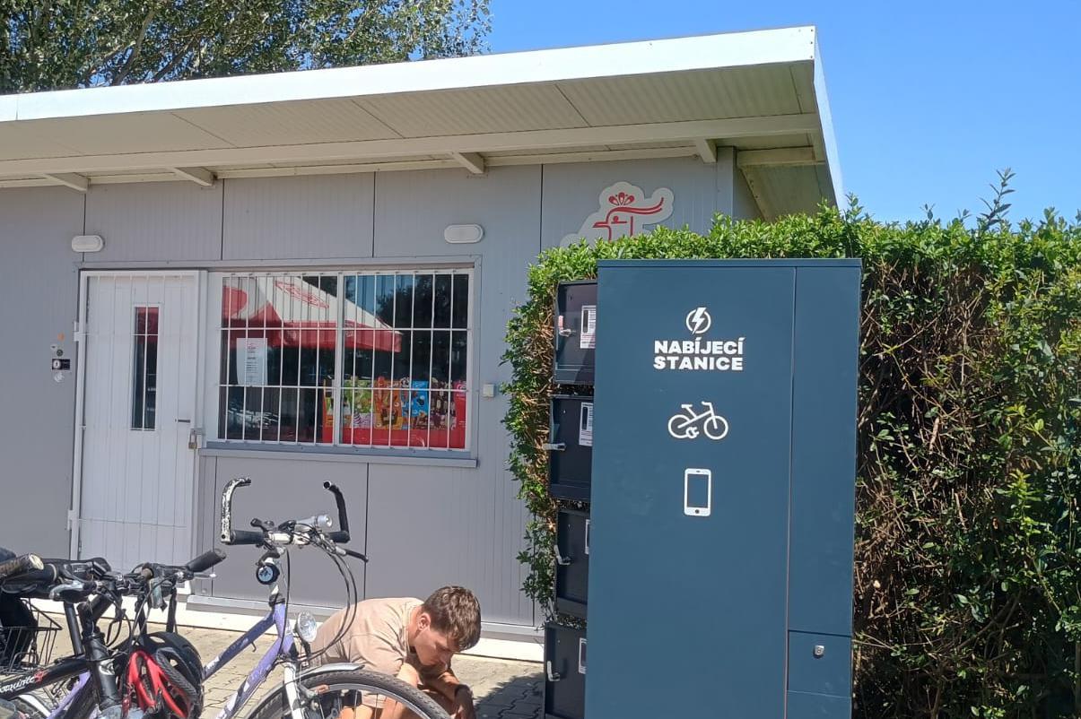 Nabíjecí stanice pro elektrokola a mobilní zařízení