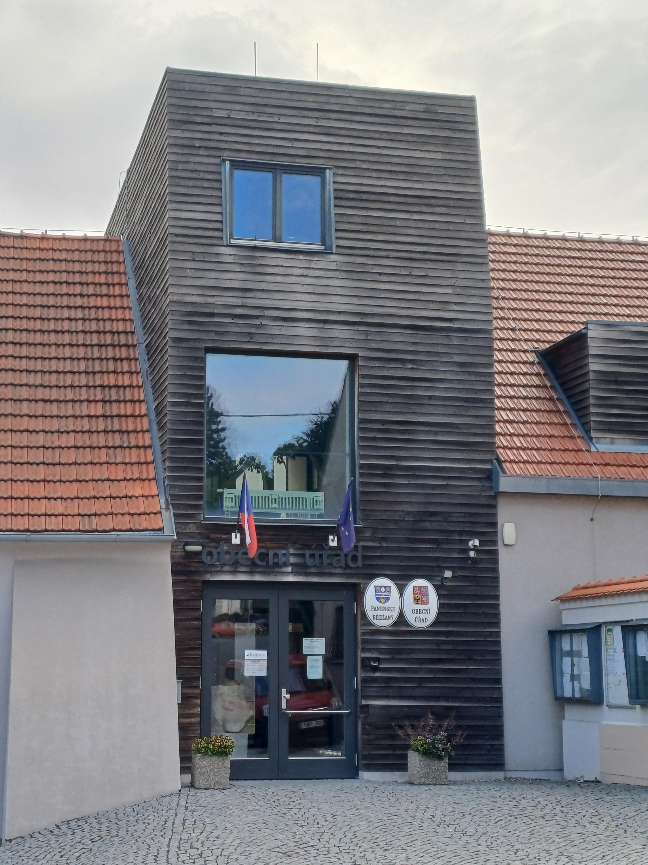 Obecní úřad Panenské Břežany foto 3