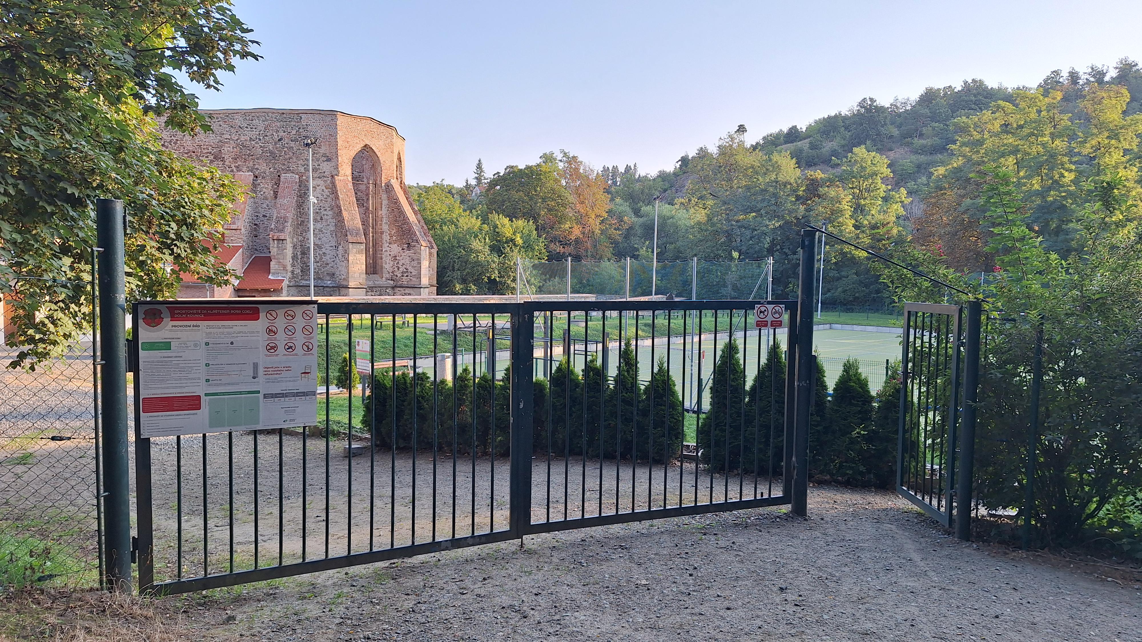 Sportoviště za klášterem Rosa coeli foto 3