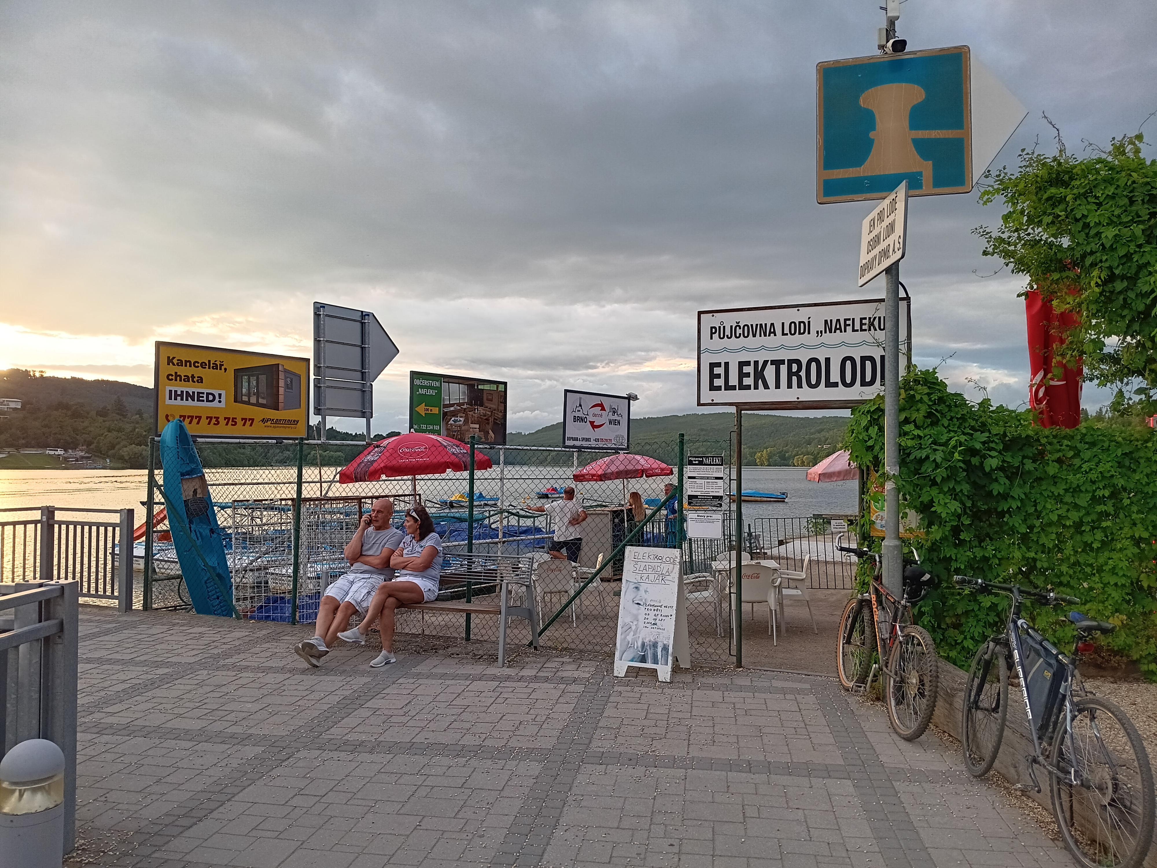 Půjčovna elektro lodiček Nafleku foto 4