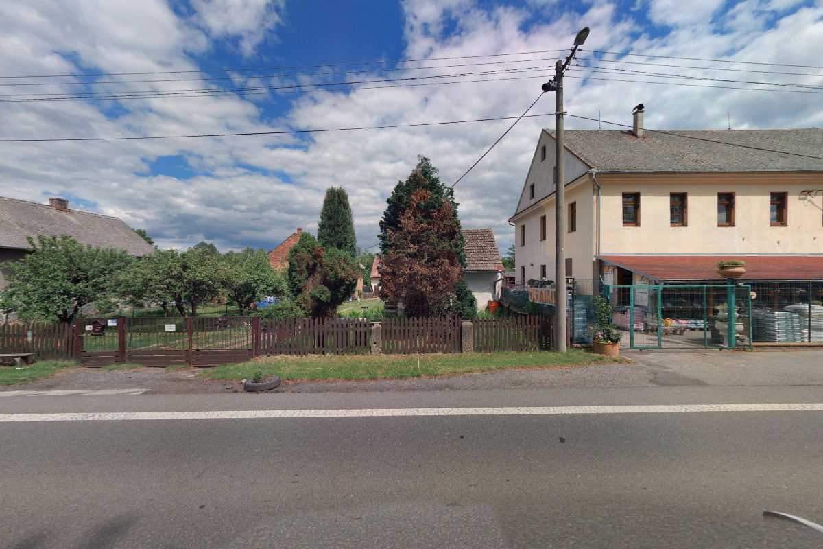 Pokoj s balkónem ve vesnickém stavení