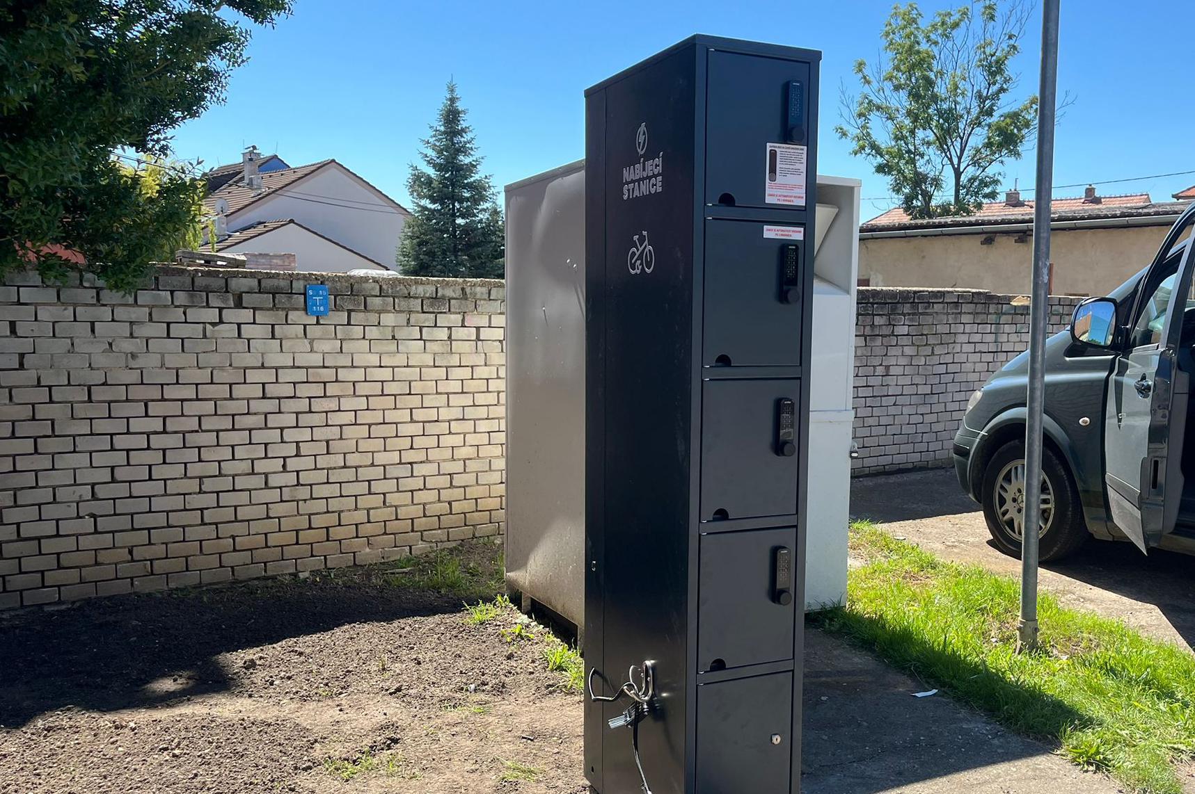 Nabíjecí stanice pro elektrokola a mobilní zařízení Etron Czech s.r.o.