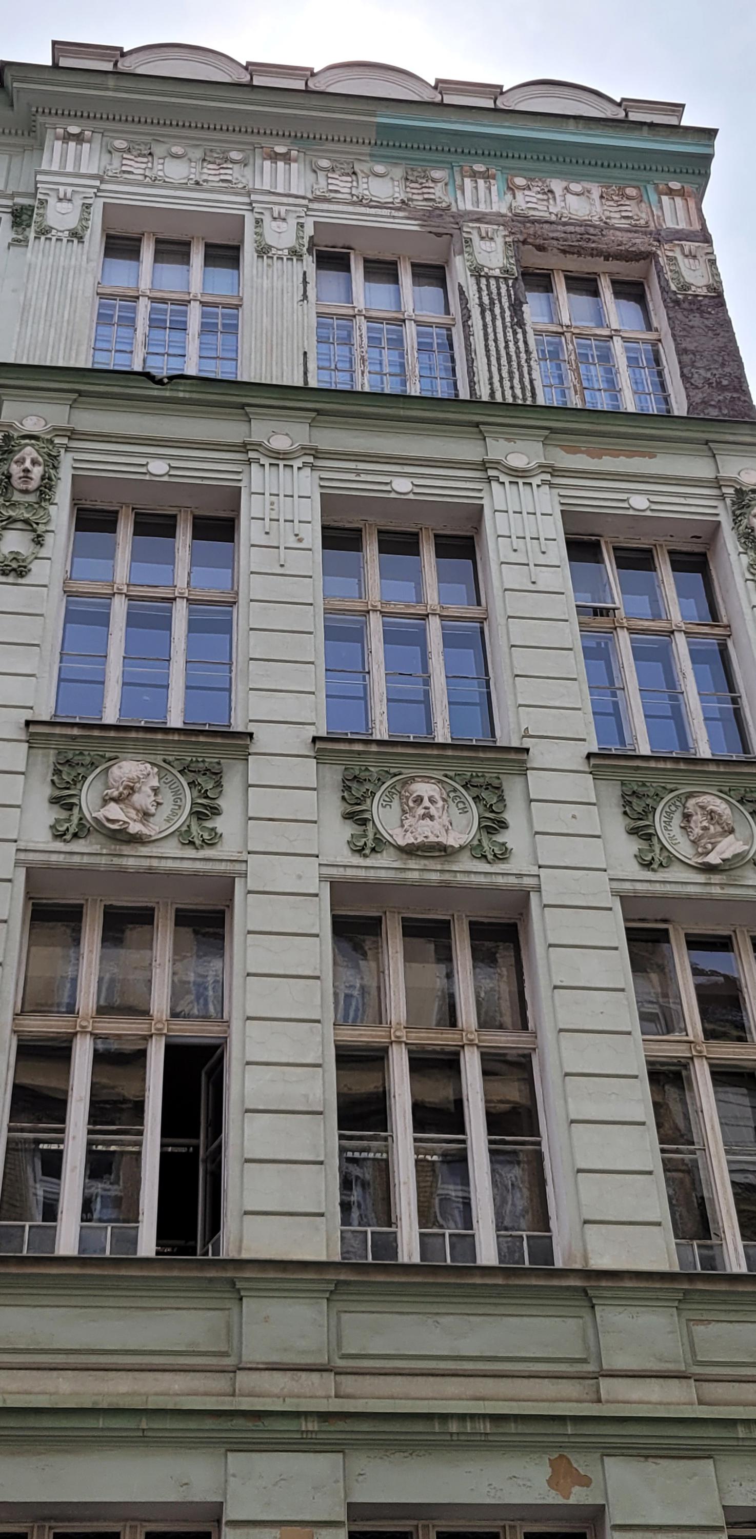 Vysoká škola finanční a správní, a.s. - VŠFS foto 6