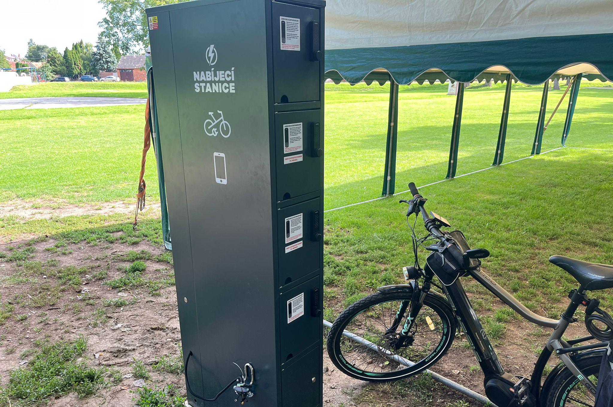 Nabíjecí stanice pro elektrokola a mobilní zařízení