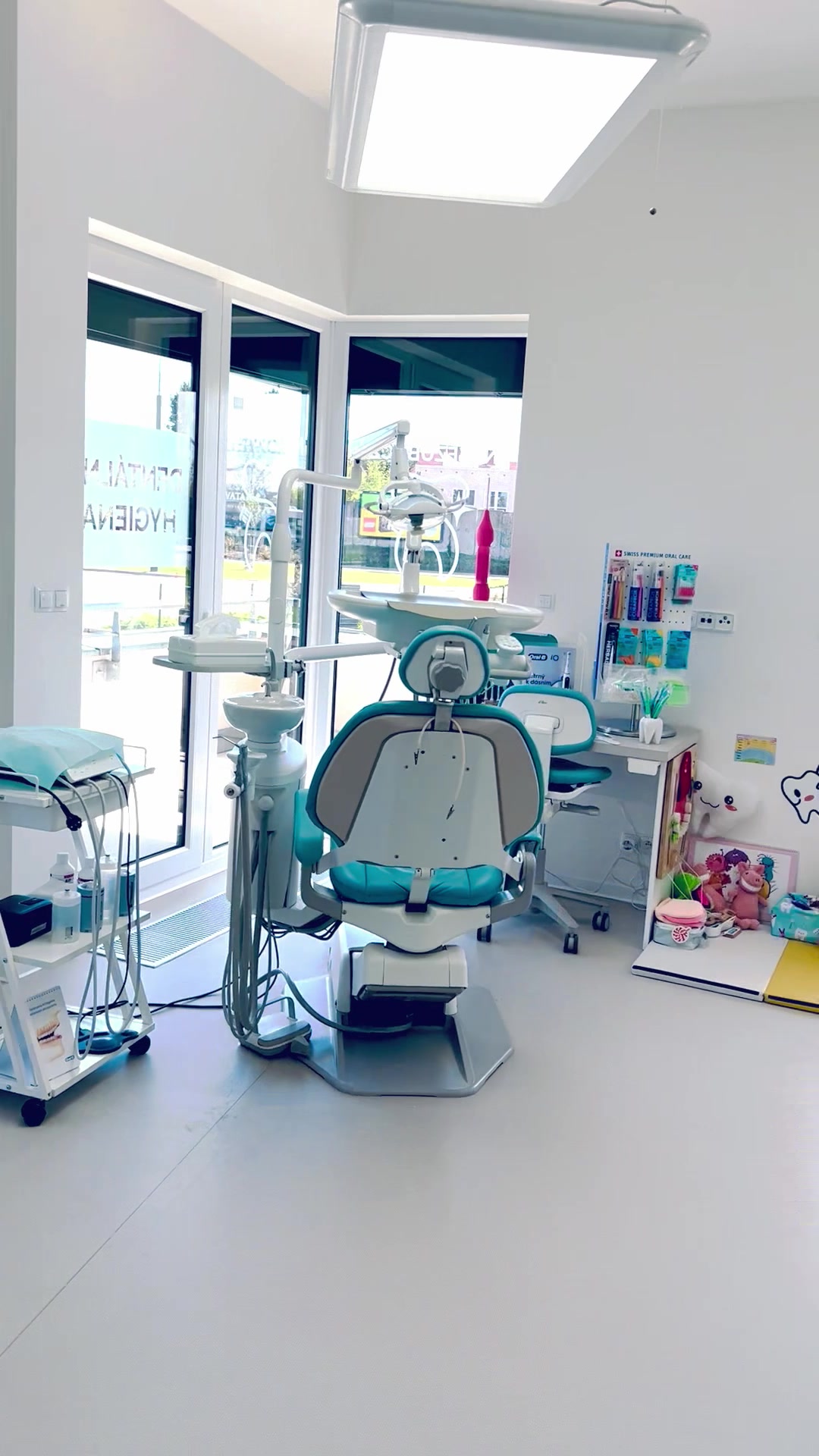 Dentální hygiena NAŠE ZUBY - Mgr. Monika Mrzenová DiS. foto 2 (náhled videa)