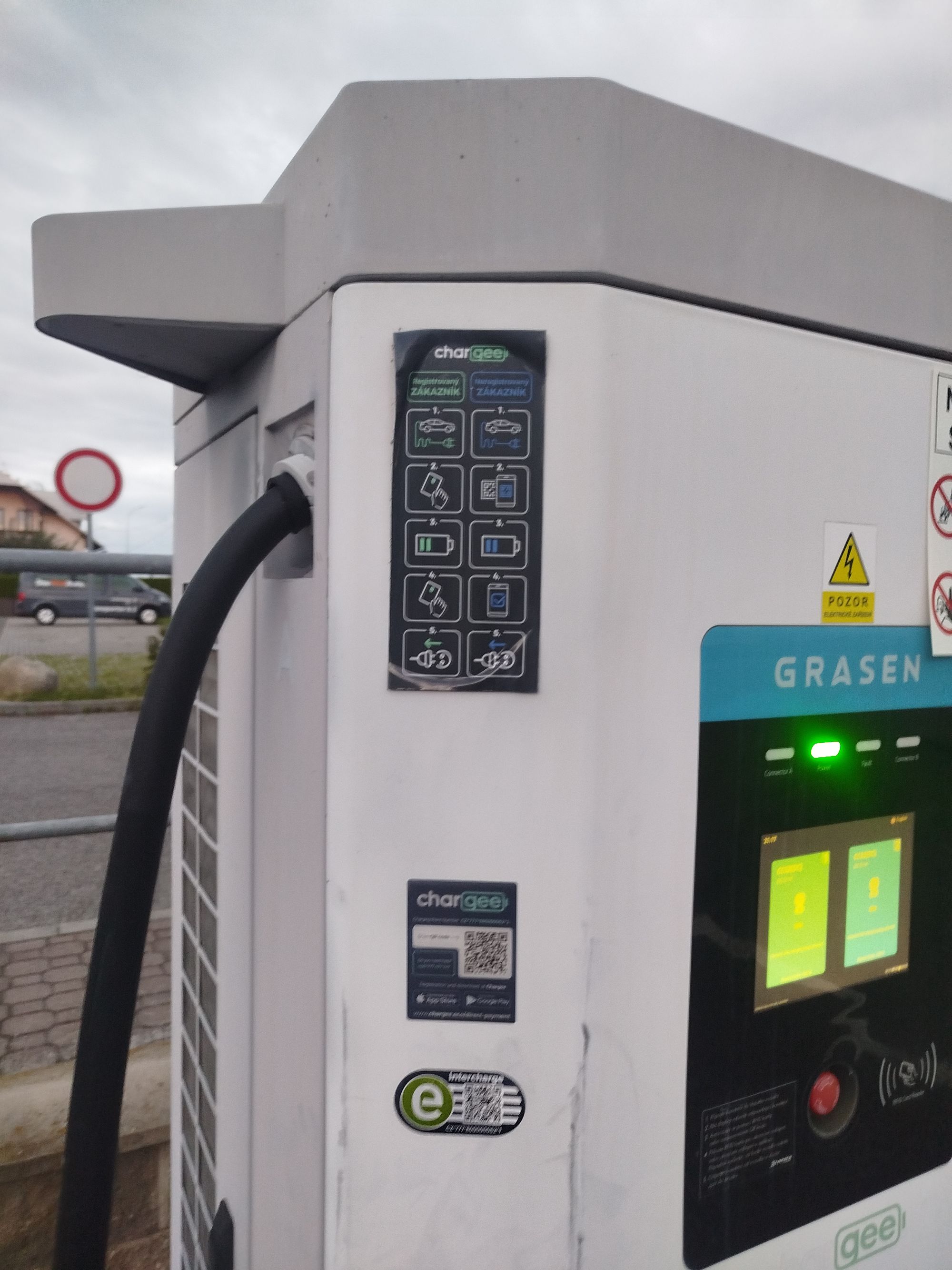 Dobíjecí stanice Chargee - Autocentrum Jičín foto 2