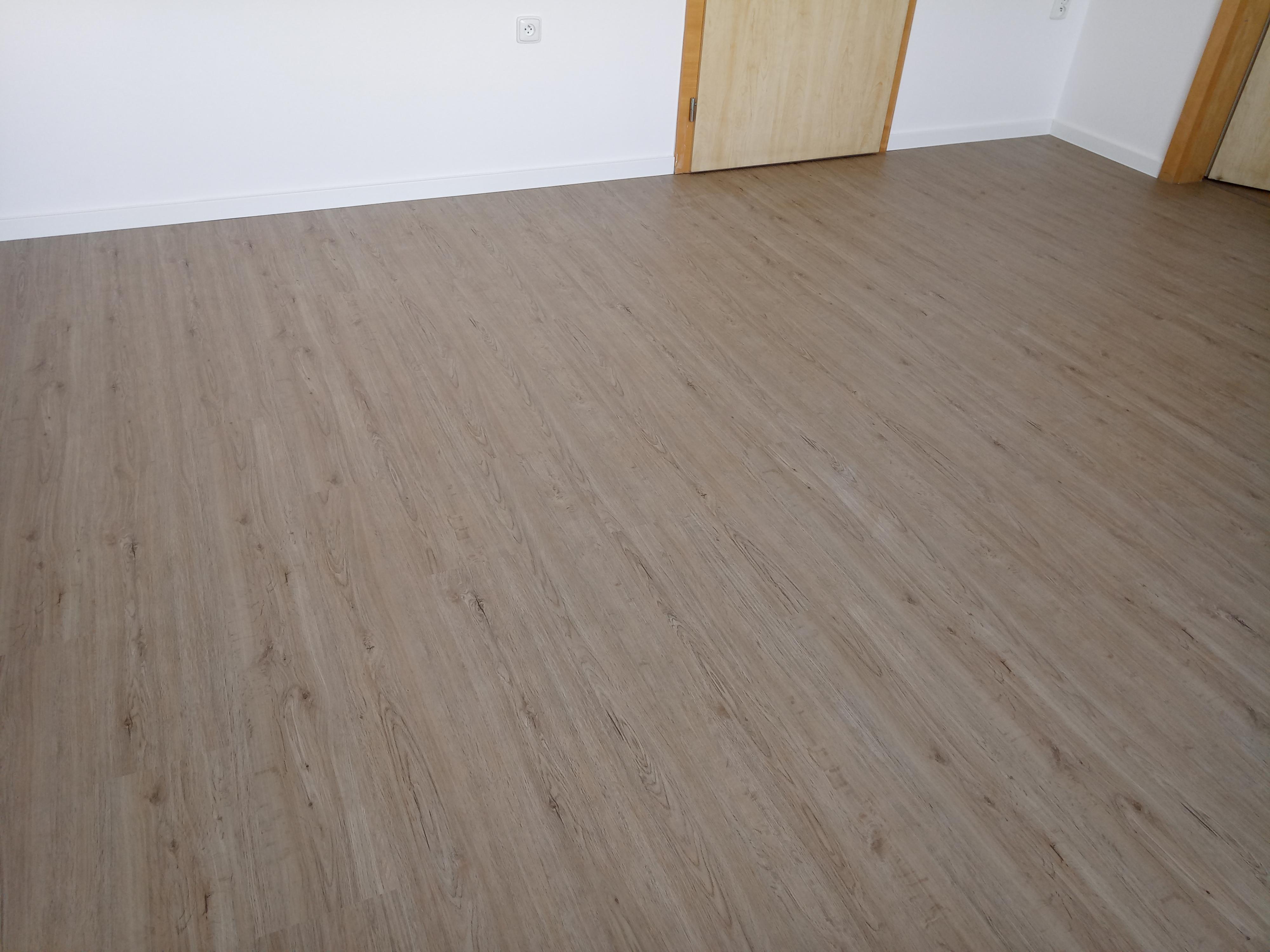 Dodávka a montáž plovoucí vinylové podlahy