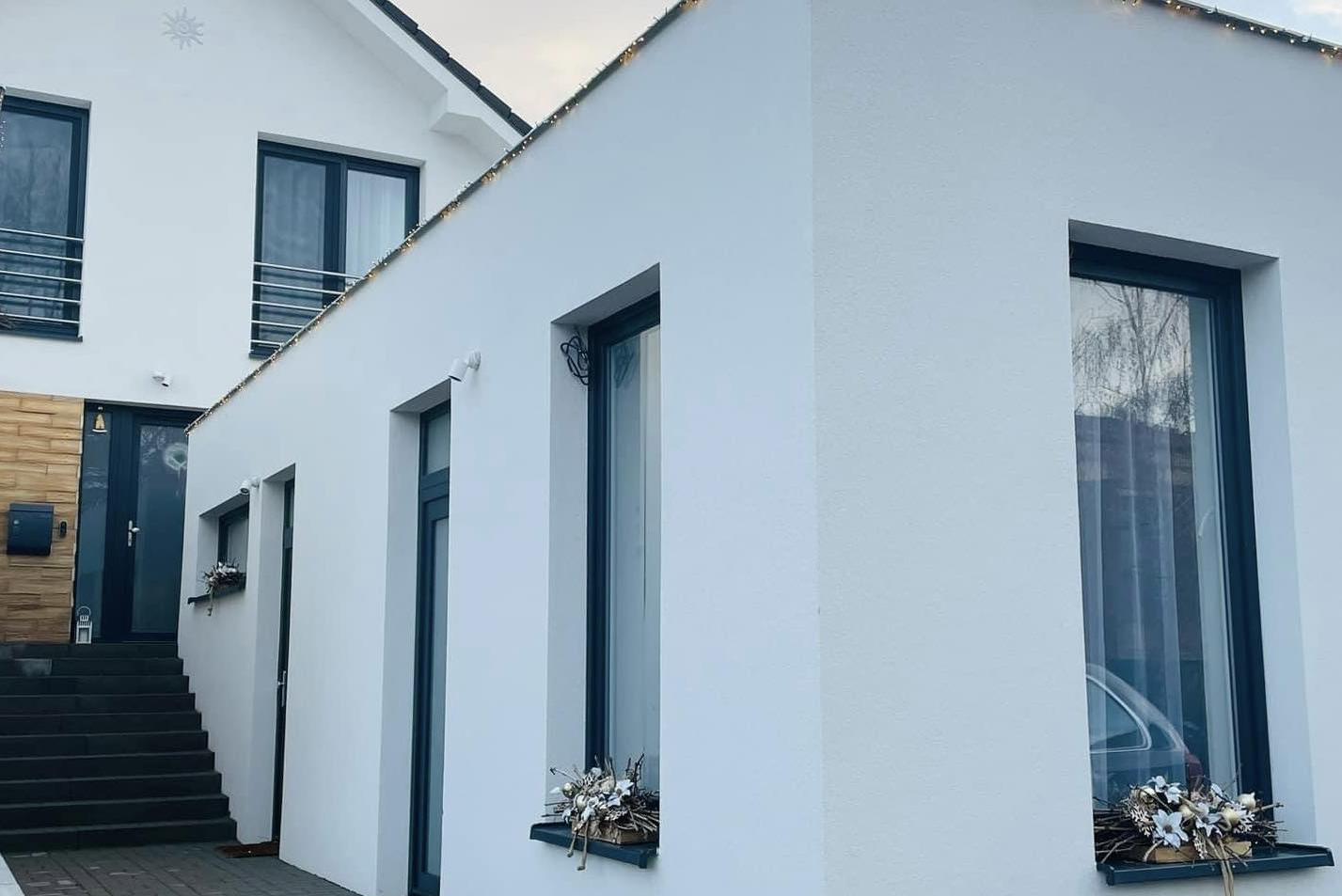 r E L L A x  Chvalovice