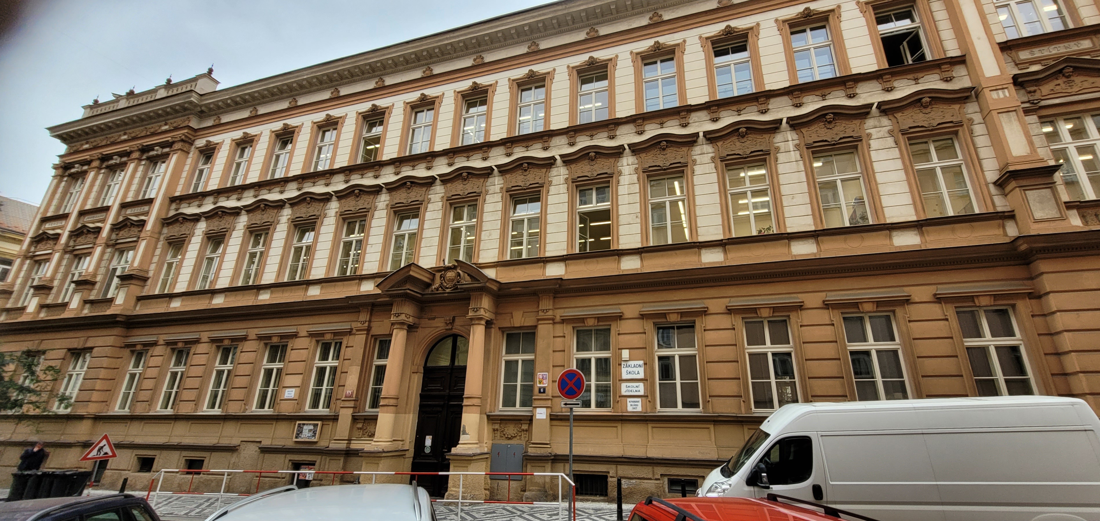 Základní škola, Perunova foto 3