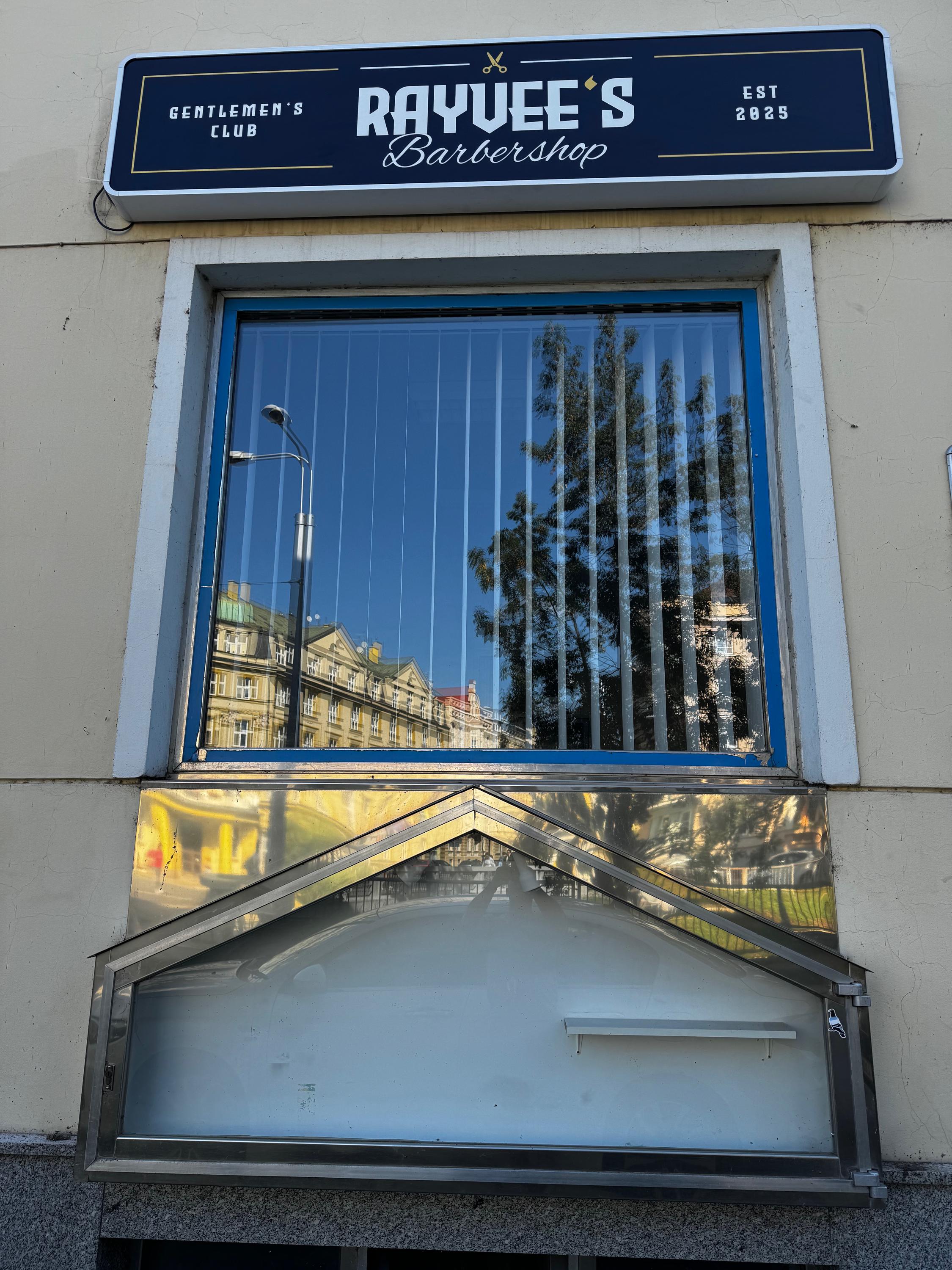 Rayvee's Barbershop foto 4