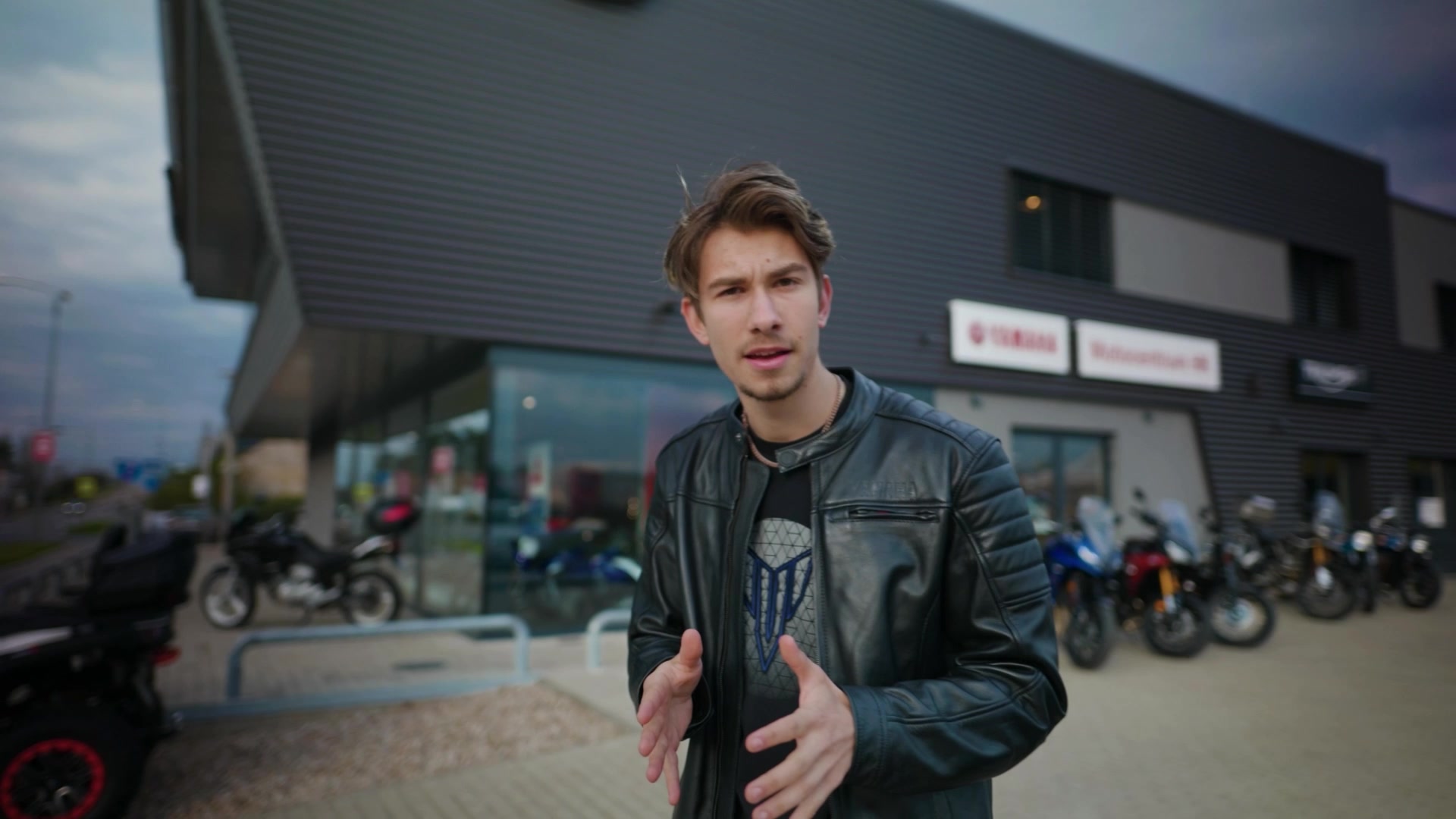 MOTOCENTRUM HK foto 2 (náhled videa)