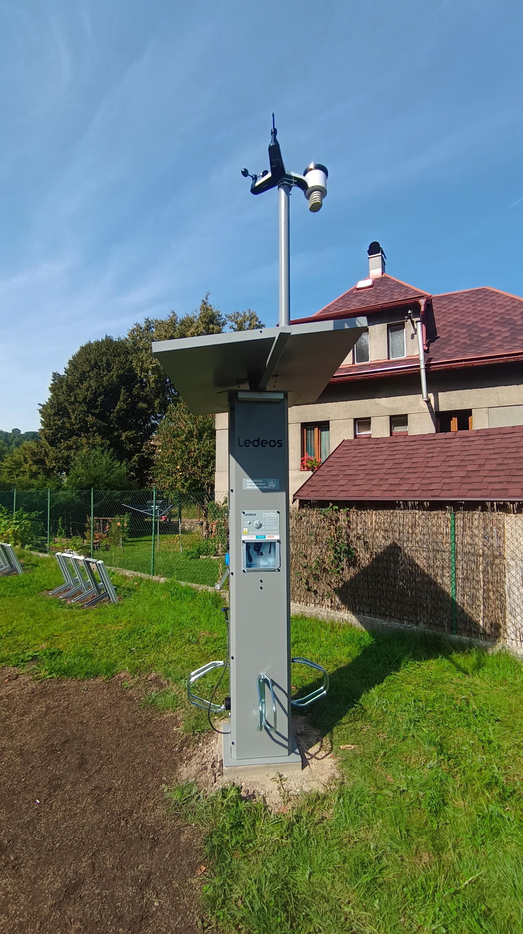 Nabíjecí stanice Ledeos u hřiště foto 2
