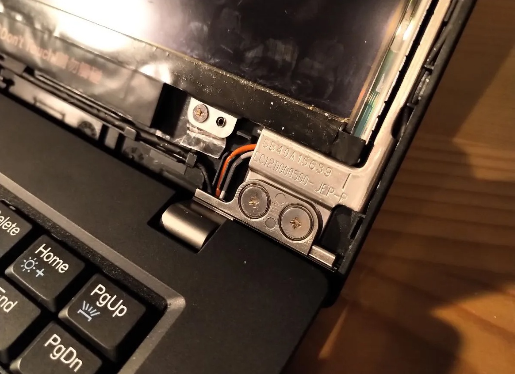 Oprava poškozených pantů u notebooků