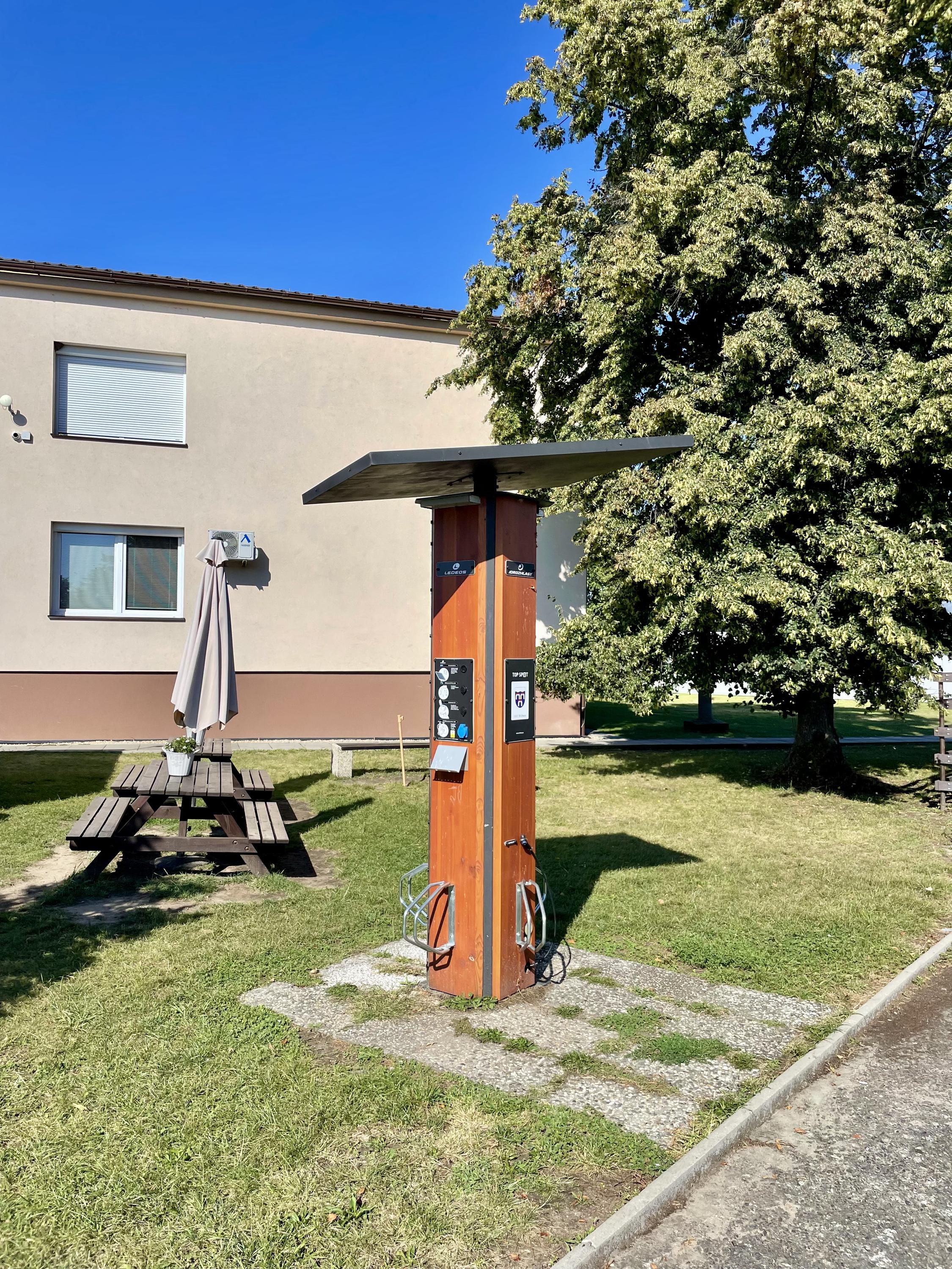 Nabíjecí stanice pro elektrokola Tři Dvory - obecní úřad foto 2