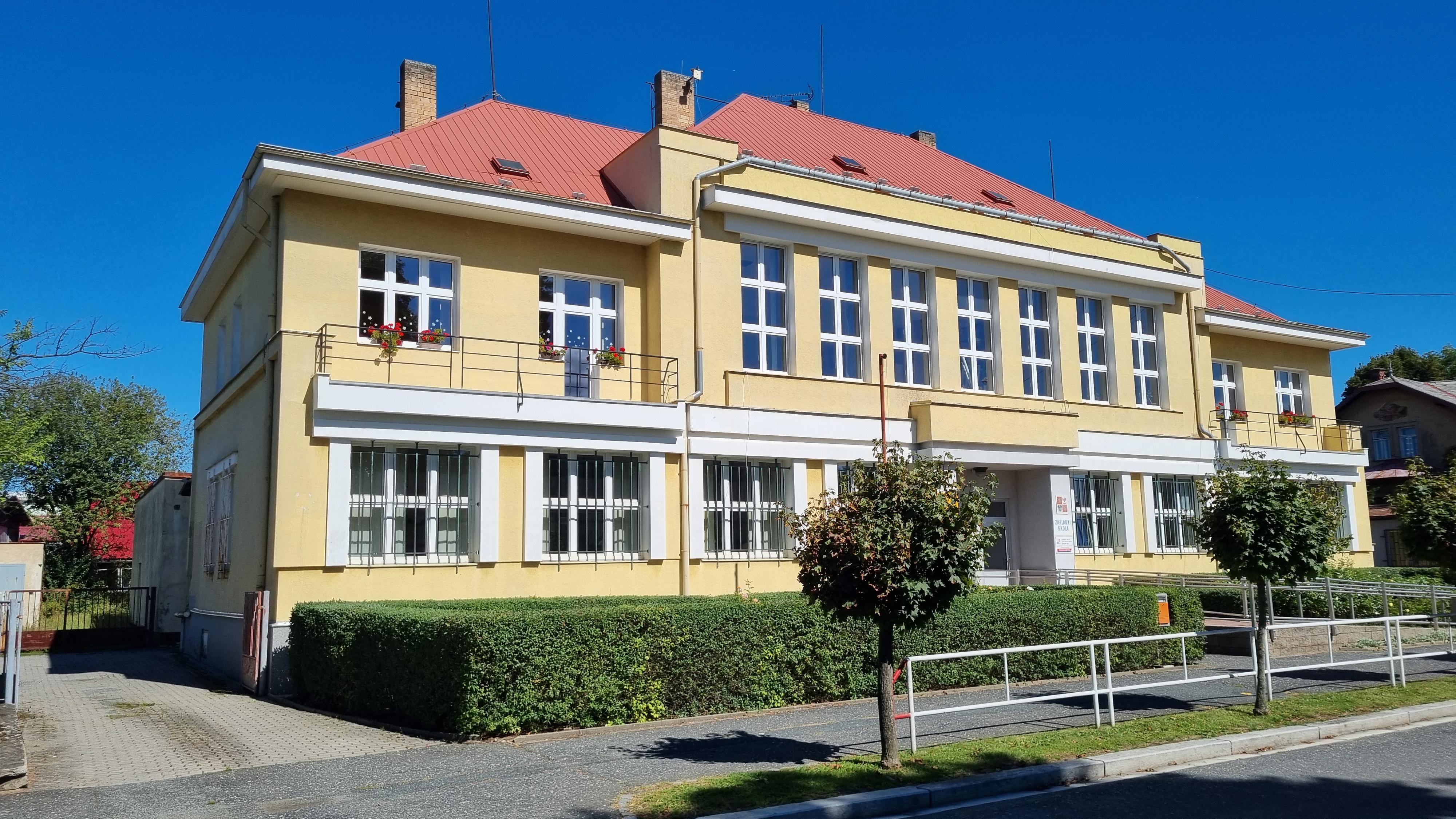 ZŠ Uhlířské Janovice, Komenského foto 2