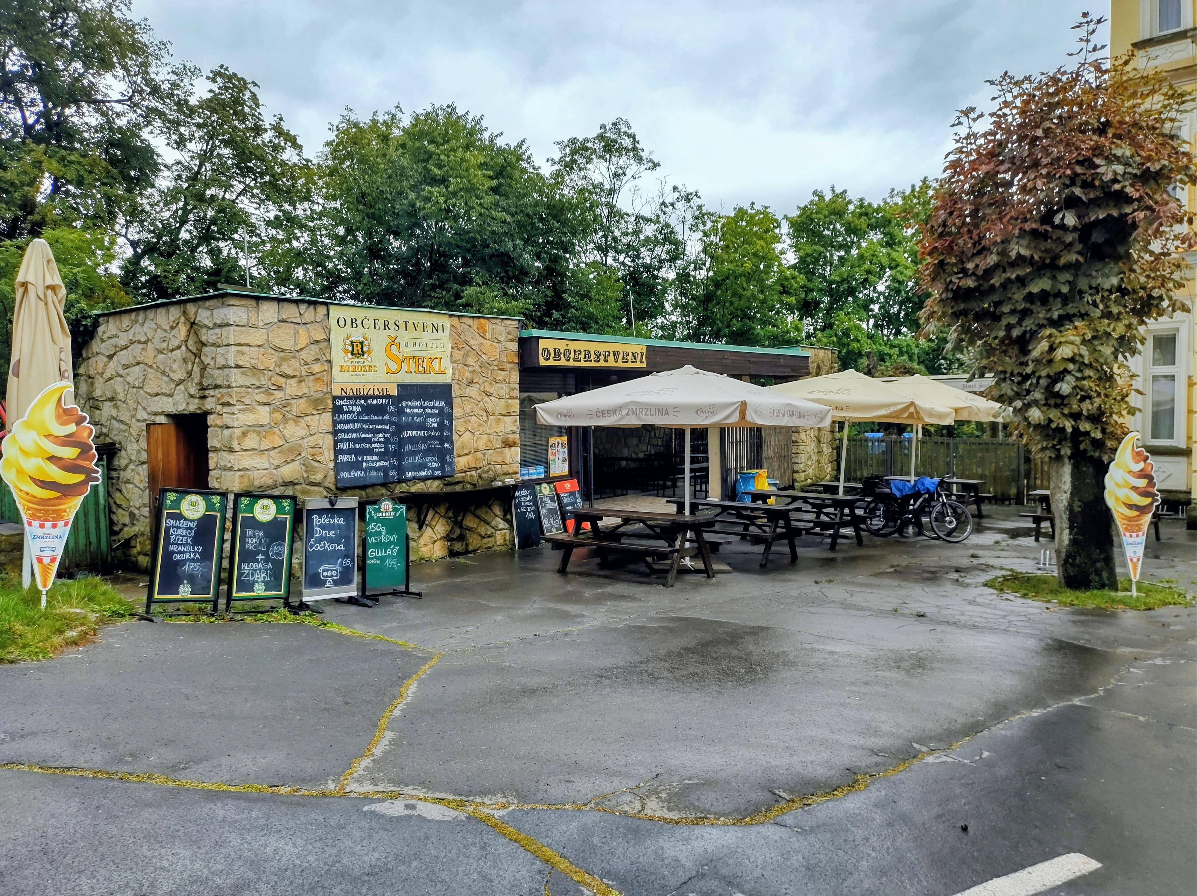 Občerstvení u hotelu Štekl