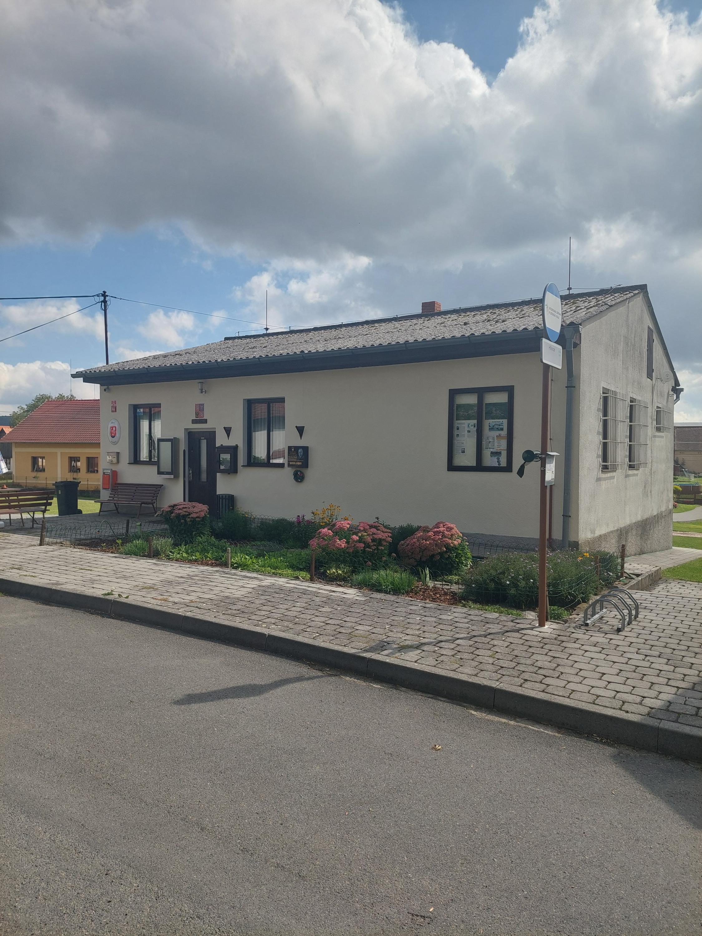 Hlince - obecní úřad foto 2