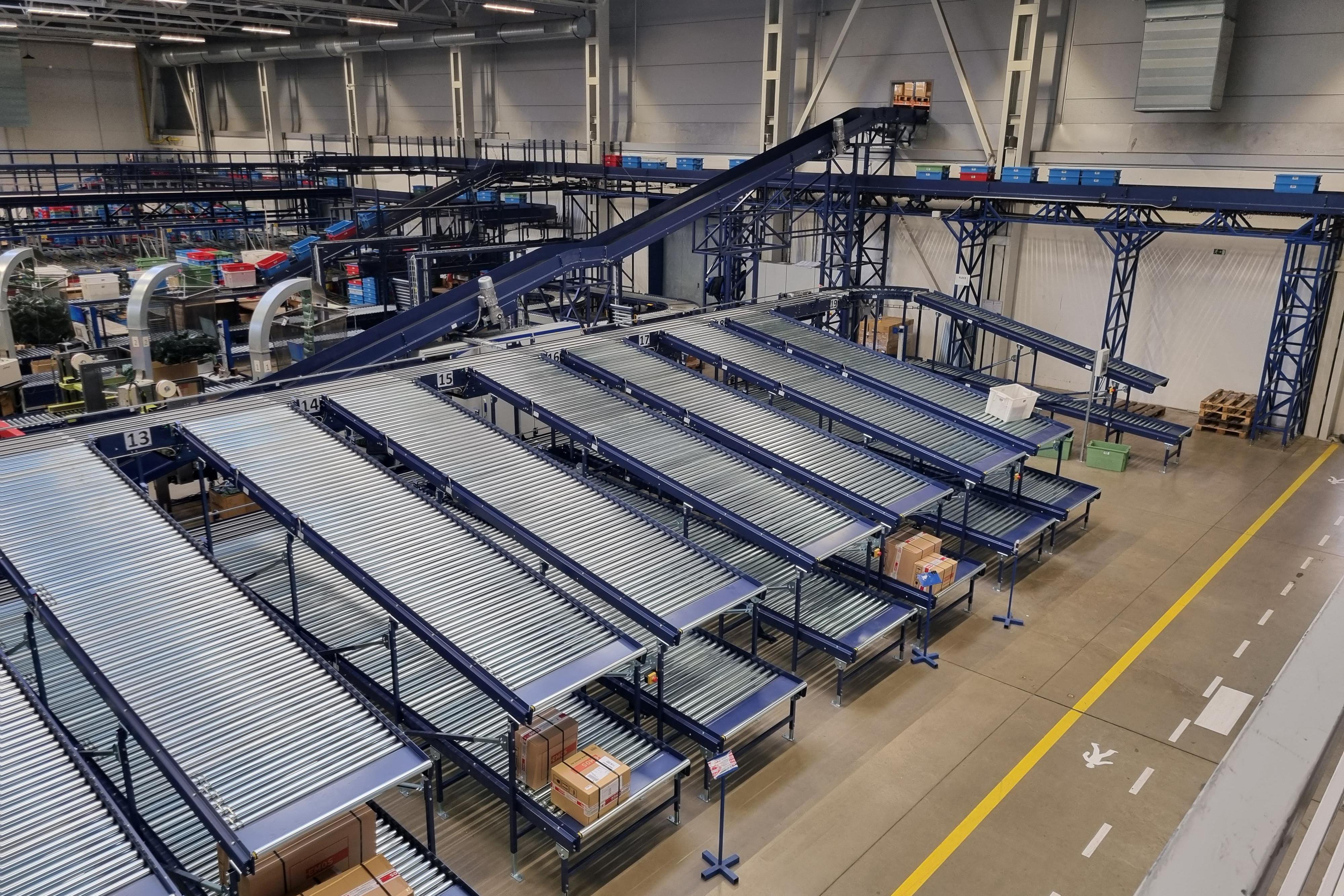 Automatizace ve skladu pomocí dopravníků