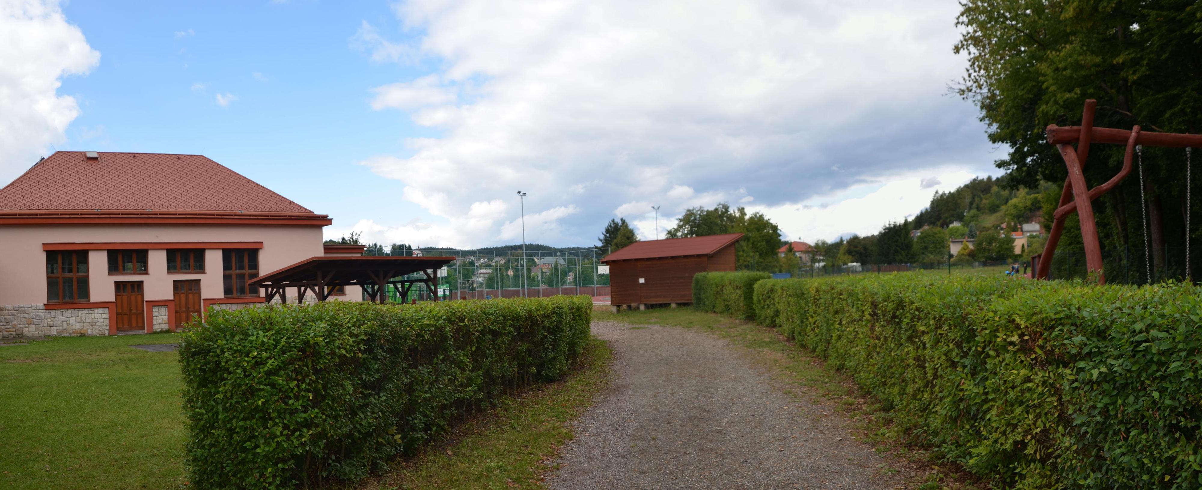 Základní škola Úpice - Lány foto 2