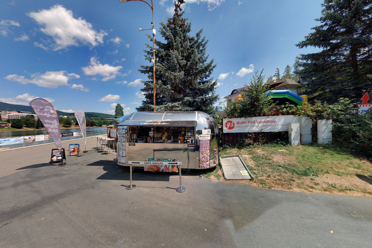 Zmrzlinový stánek u řeky foto 3