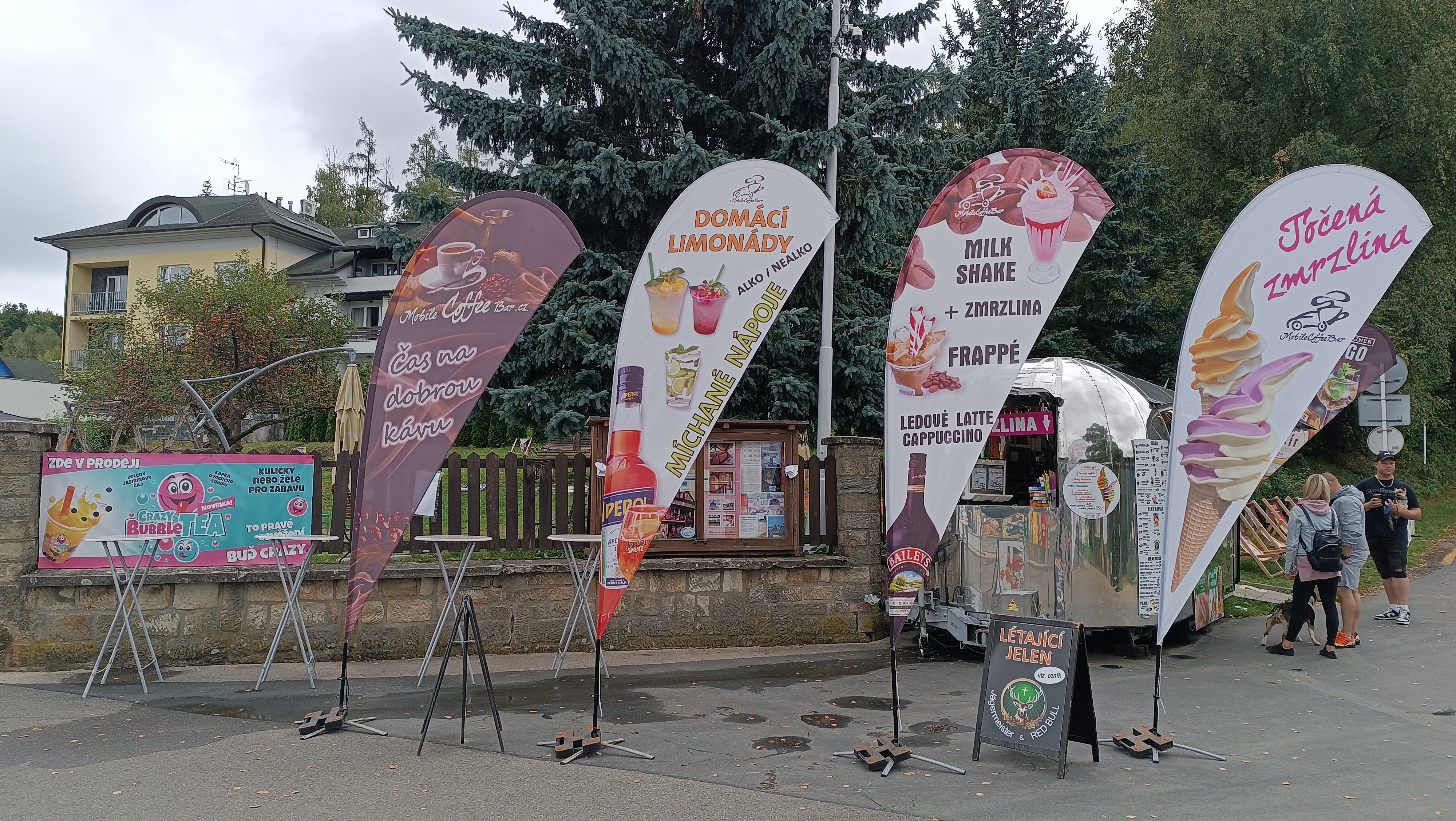 Zmrzlinový stánek u řeky foto 2