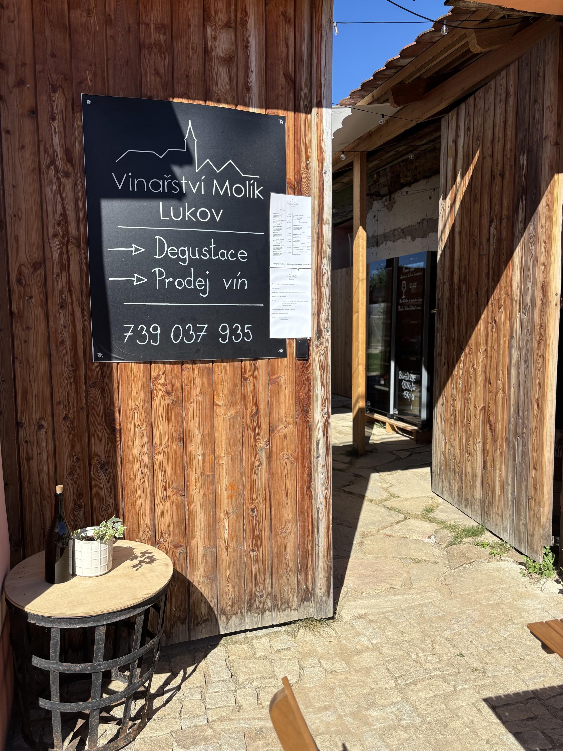 Vinařství Molík - samoobslužná Vinotéka foto 4