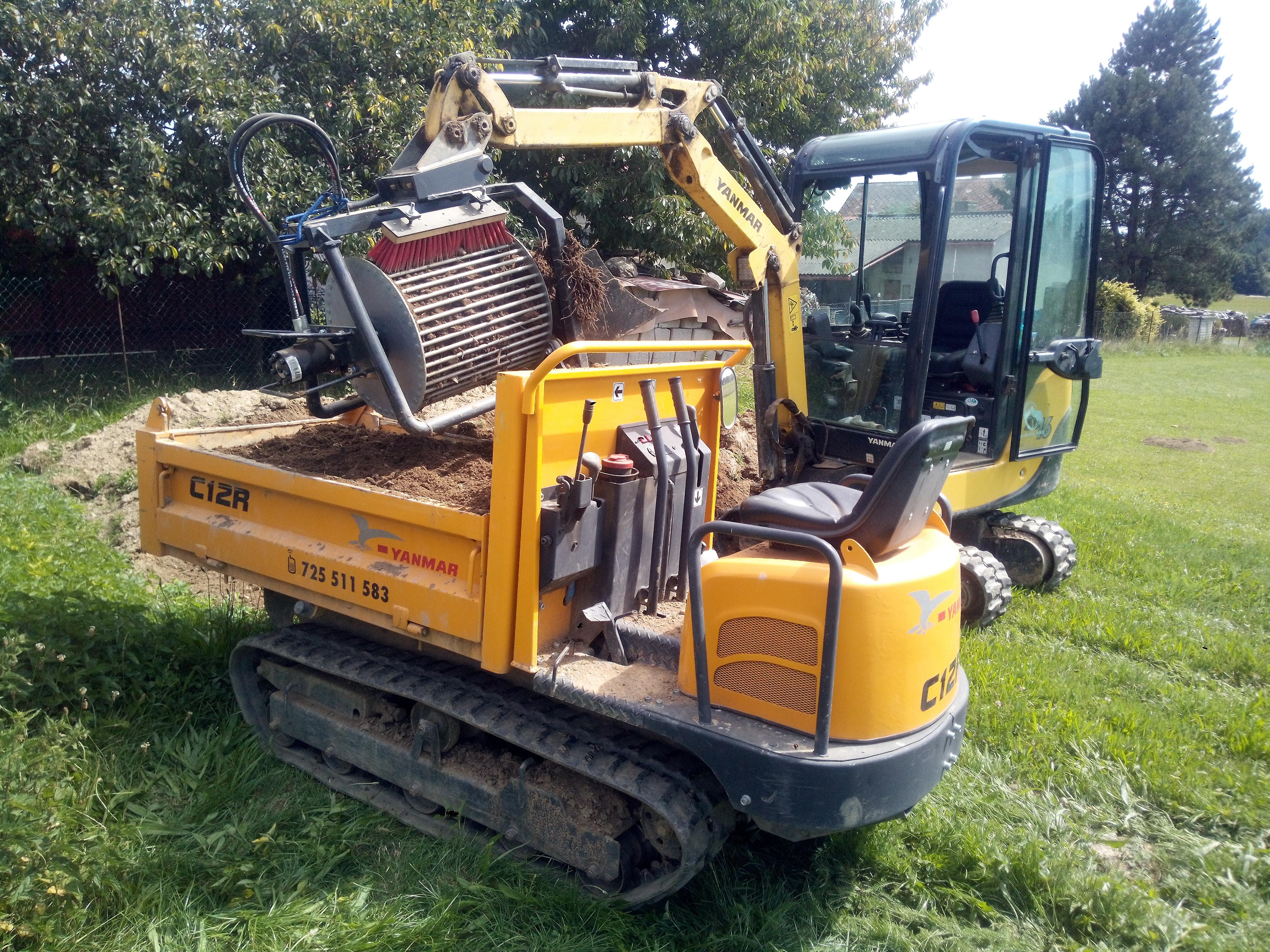 Třídění zeminy a rozvoz po pozemku