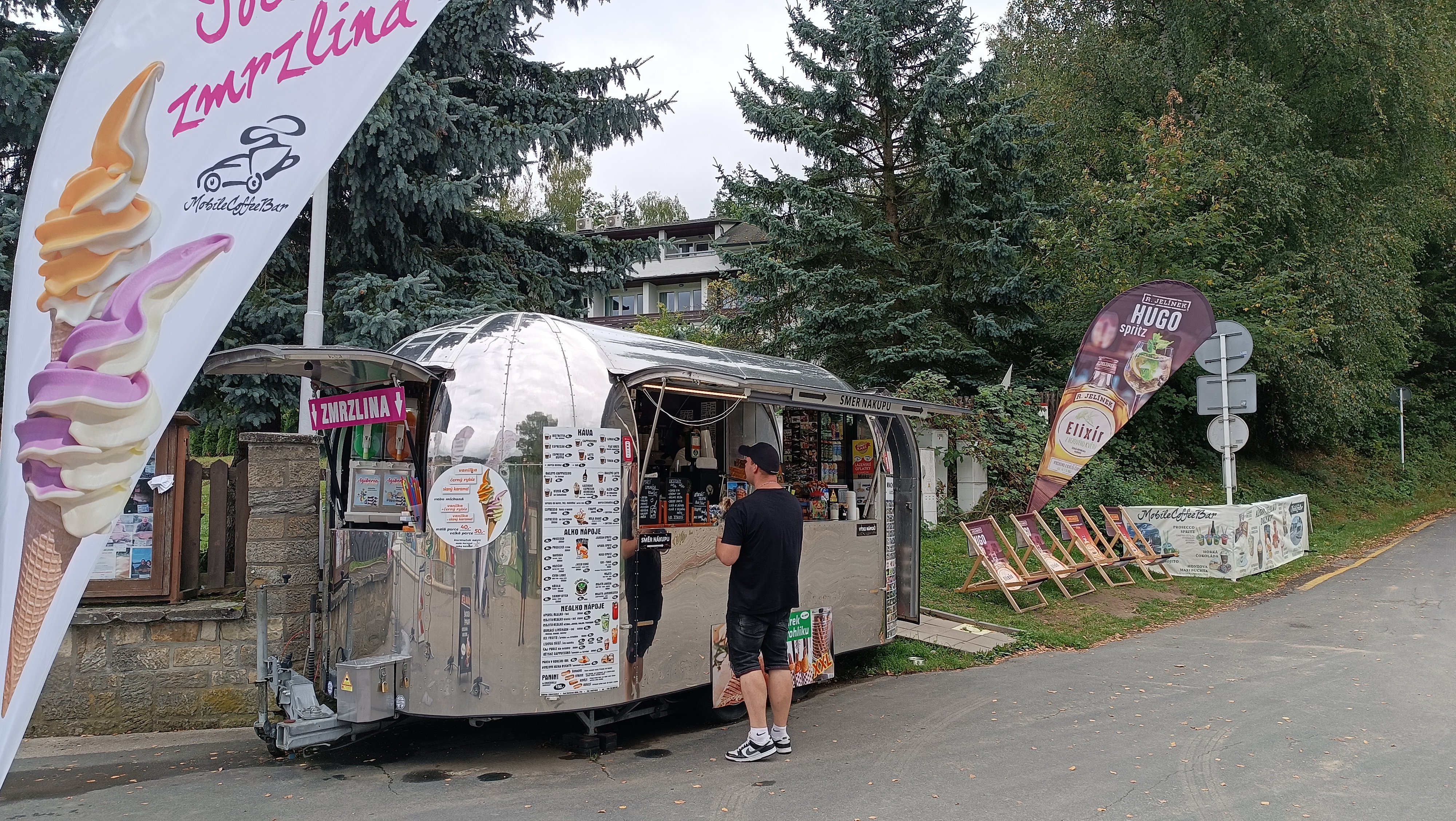 Zmrzlinový stánek u řeky