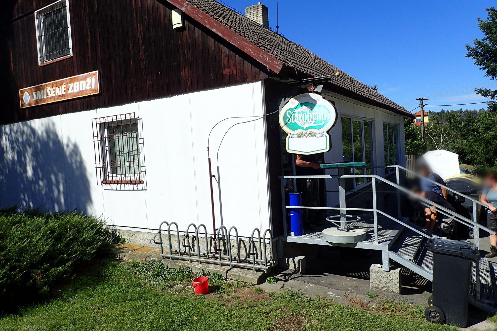 Smíšené zboží u potoka foto 1