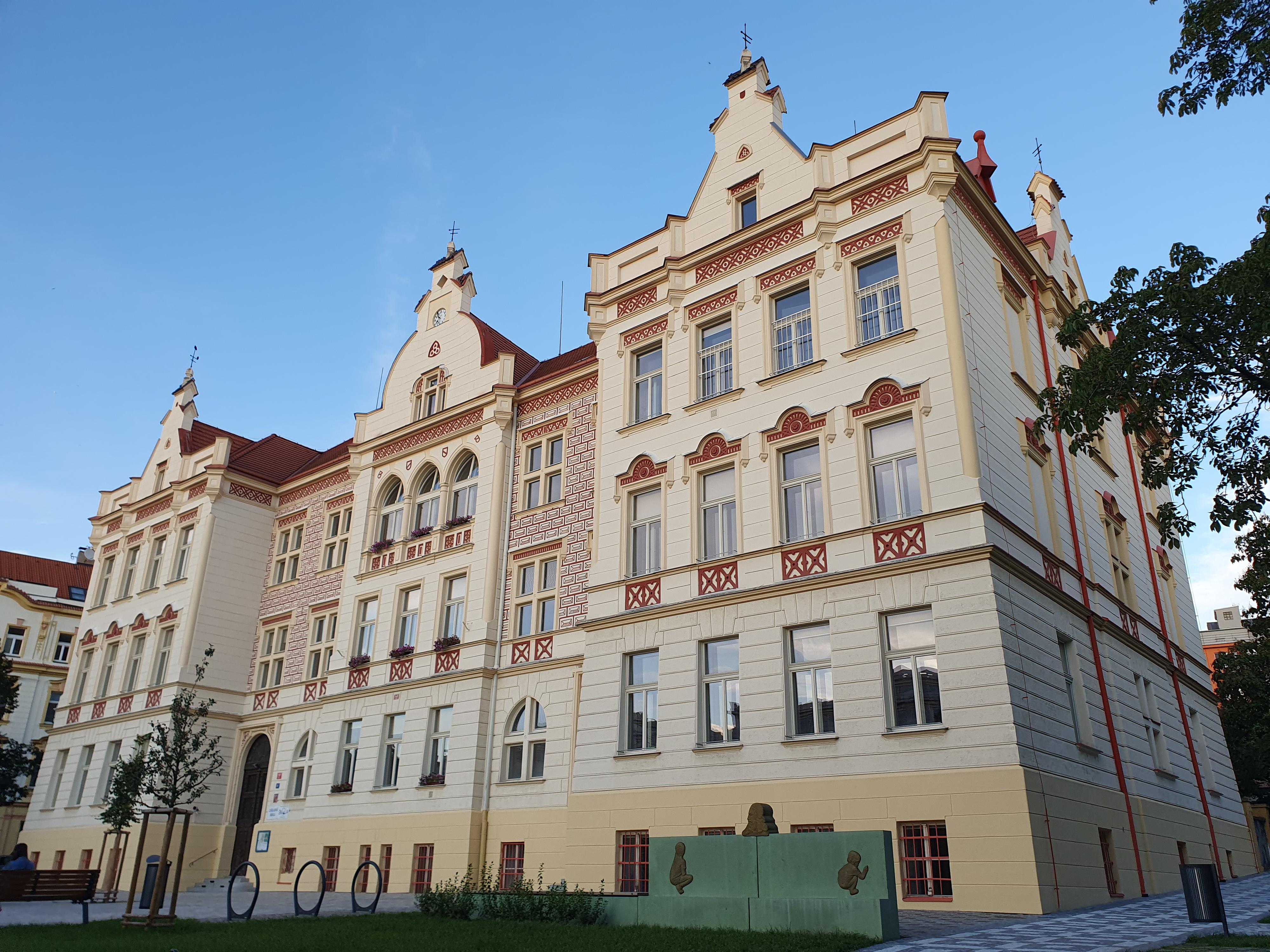 Základní škola, Praha 4, Nedvědovo náměstí 140 foto 5