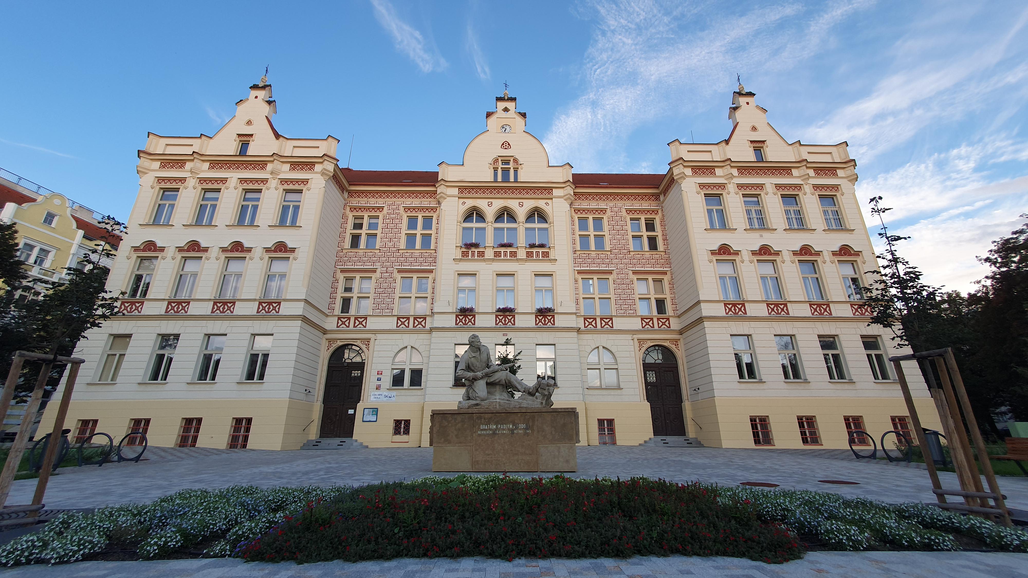 Základní škola, Praha 4, Nedvědovo náměstí 140 foto 2
