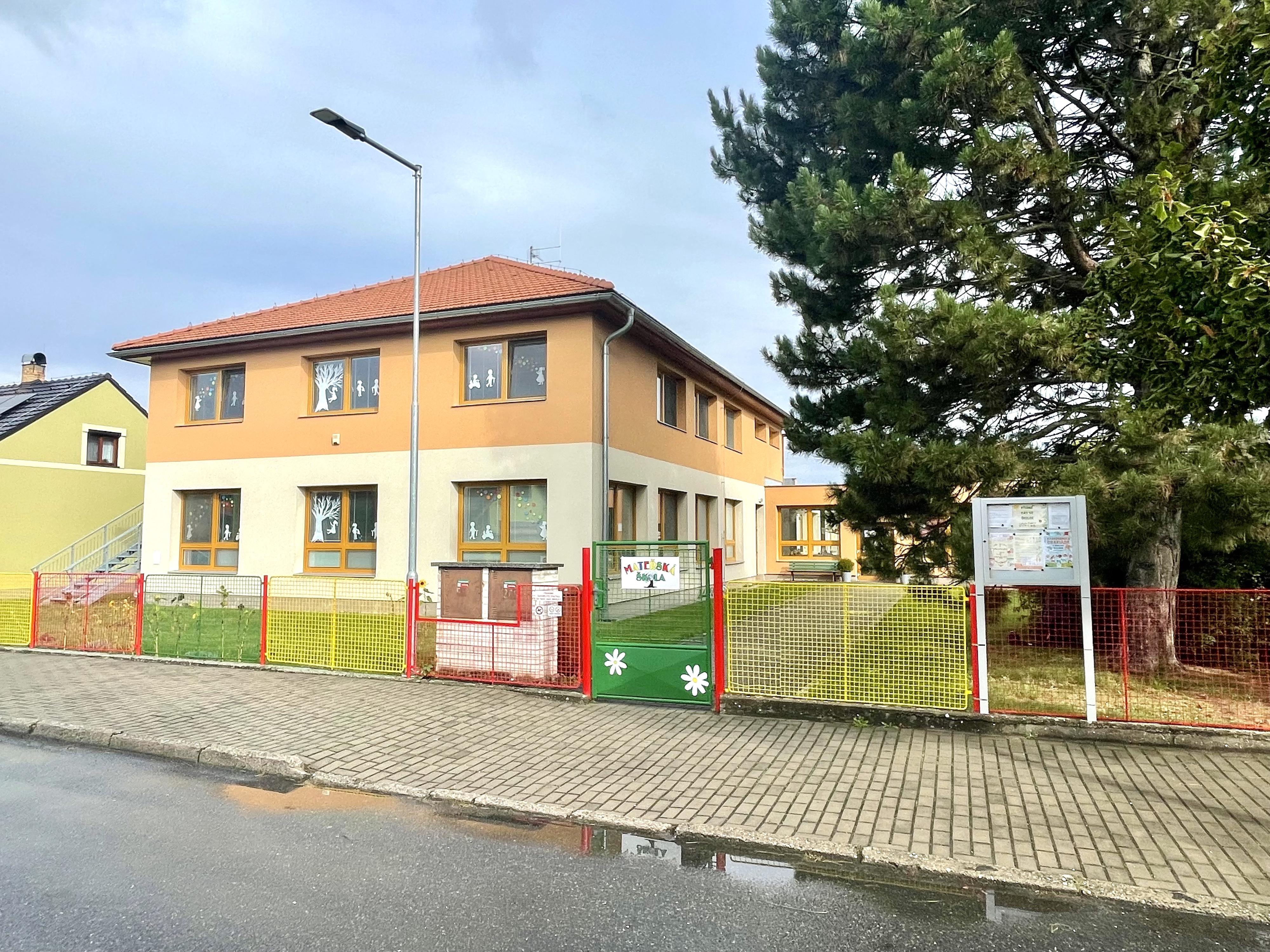 Základní škola a Mateřská škola Krakovany foto 3