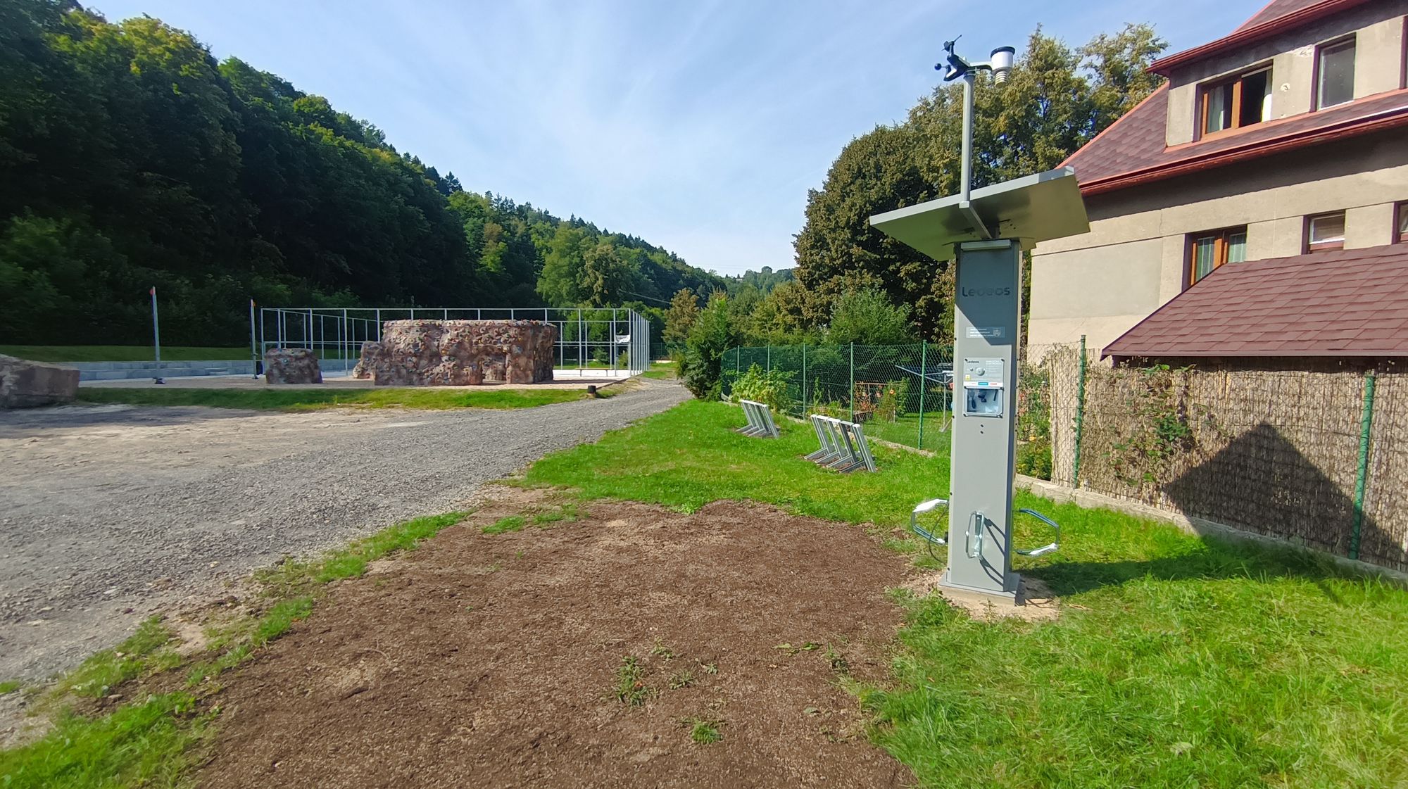Nabíjecí stanice Ledeos u hřiště