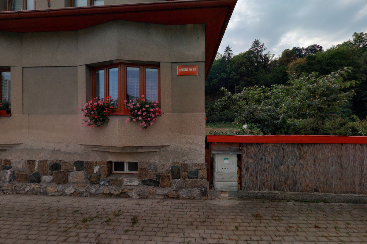 Nabíjecí stanice Ledeos u hřiště foto 3