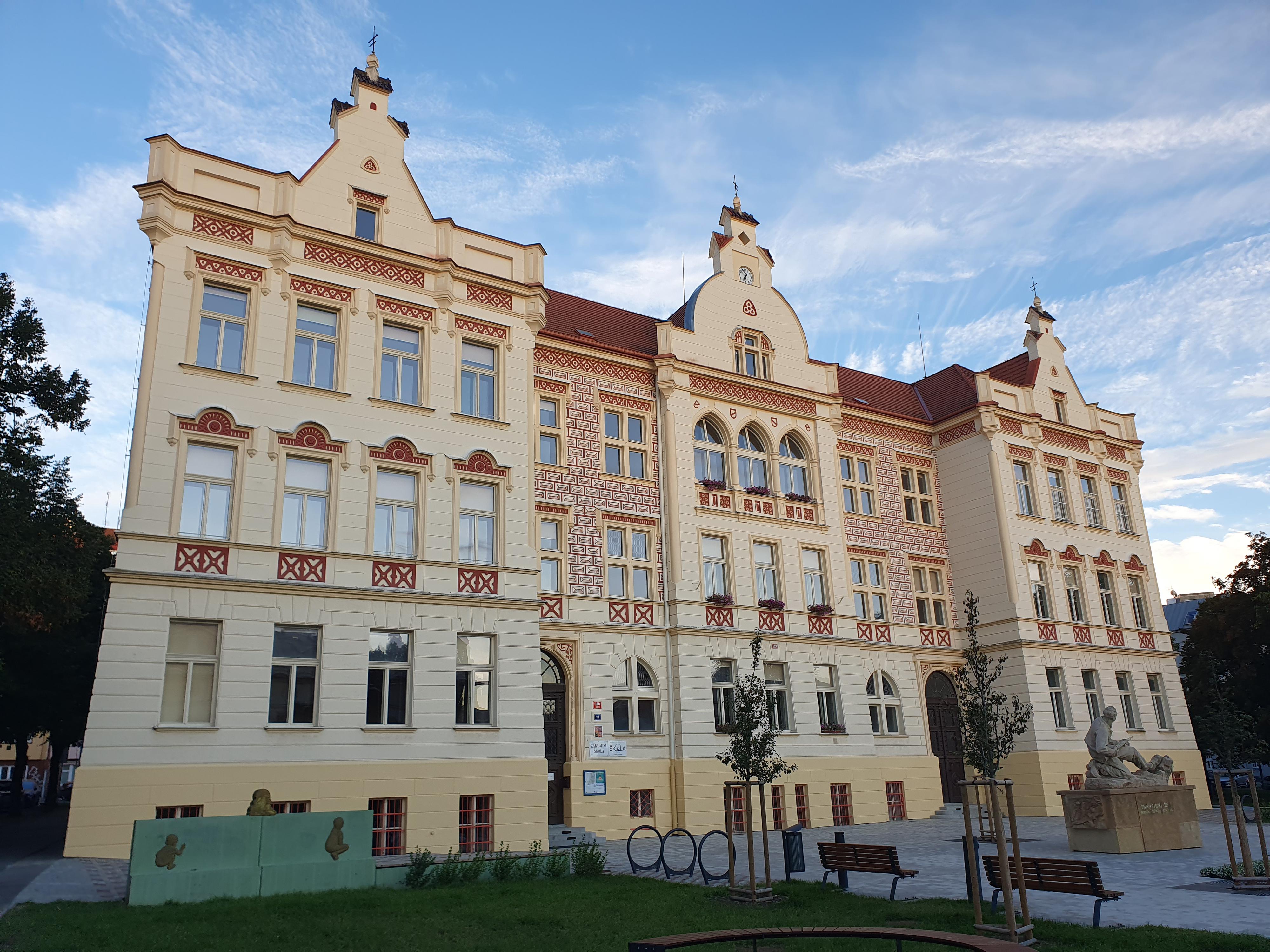 Základní škola, Praha 4, Nedvědovo náměstí 140 foto 6
